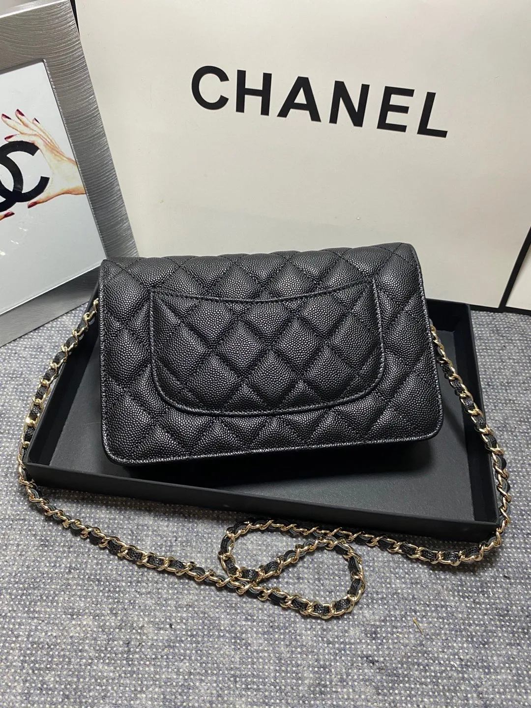 In stock ✨✨Chane🎶Chain wallet, grained embossed calfskin and lacquered gold metal. Its logo is a double C made of three different colors of gemstones. It is very eye-catching! Although it is caviar cowhide, it feels softer than ordinary caviar cowhide and is very durable. A must buy🤭 Size 19cm💰960