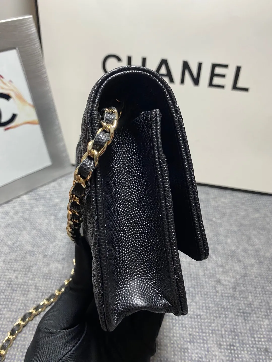 In stock ✨✨Chane🎶Chain wallet, grained embossed calfskin and lacquered gold metal. Its logo is a double C made of three different colors of gemstones. It is very eye-catching! Although it is caviar cowhide, it feels softer than ordinary caviar cowhide and is very durable. A must buy🤭 Size 19cm💰960
