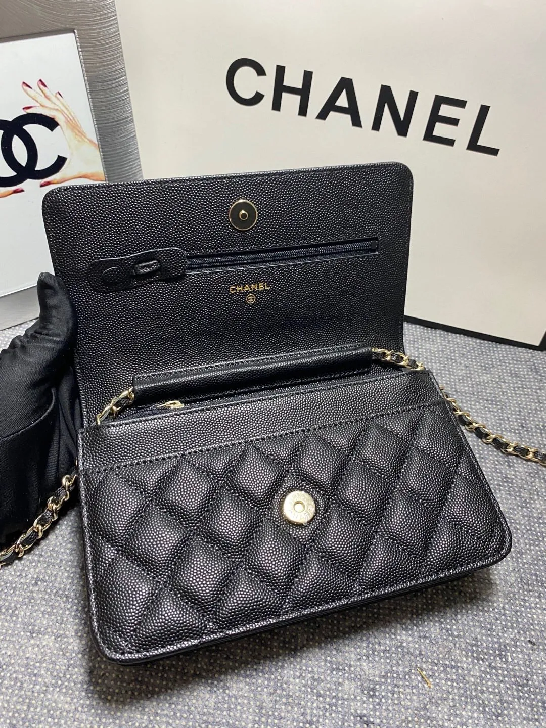 In stock ✨✨Chane🎶Chain wallet, grained embossed calfskin and lacquered gold metal. Its logo is a double C made of three different colors of gemstones. It is very eye-catching! Although it is caviar cowhide, it feels softer than ordinary caviar cowhide and is very durable. A must buy🤭 Size 19cm💰960