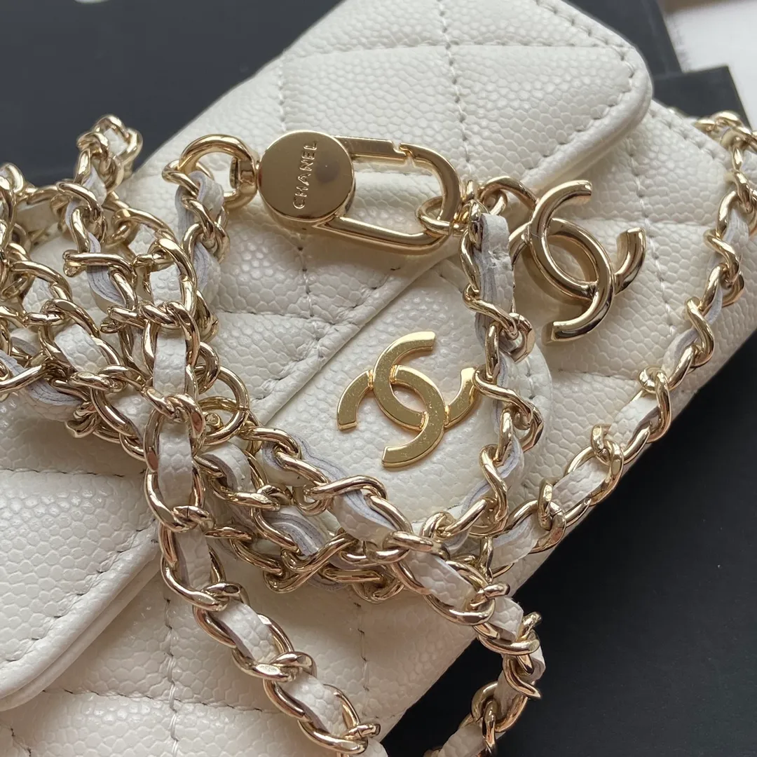 Xiaoxiang imported Italian grain cowhide Item number: A81081 (chain small card holder) Price: 420 Size: w11×h7cm Color: white fine ball pattern golden steel mark hardware