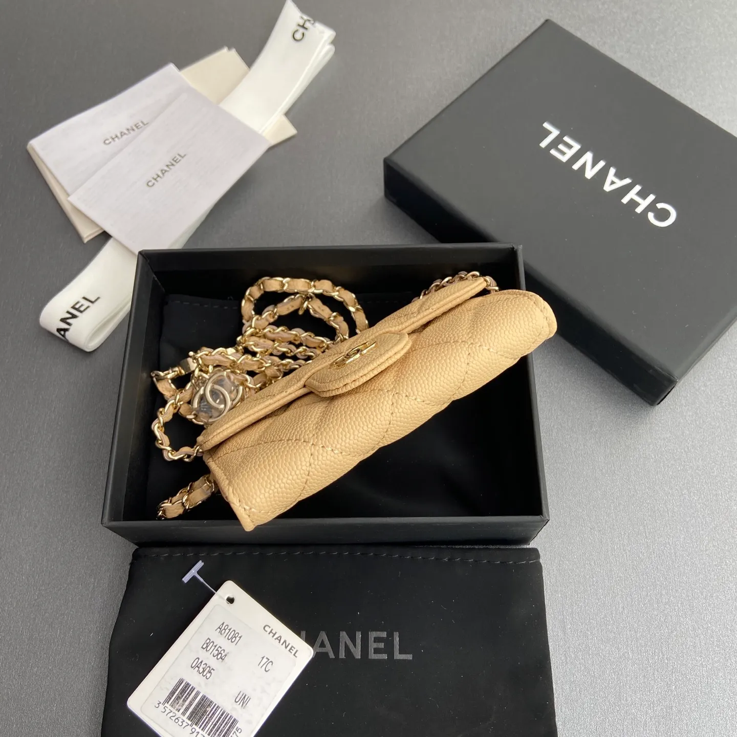 Xiaoxiang imported Italian grain cowhide Item number: A81081 (chain small card holder) Price: 420 Size: w11×h7cm Color: apricot fine ball pattern golden steel mark hardware