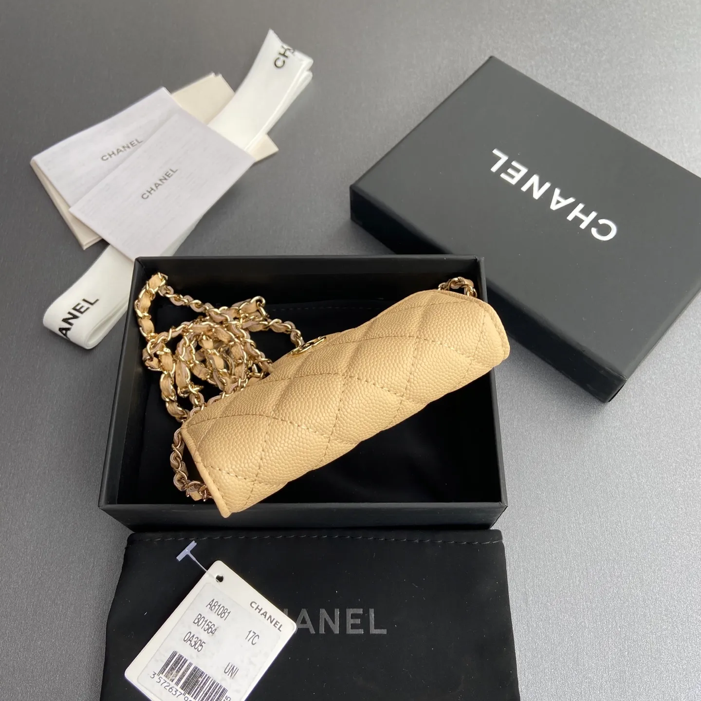 Xiaoxiang imported Italian grain cowhide Item number: A81081 (chain small card holder) Price: 420 Size: w11×h7cm Color: apricot fine ball pattern golden steel mark hardware