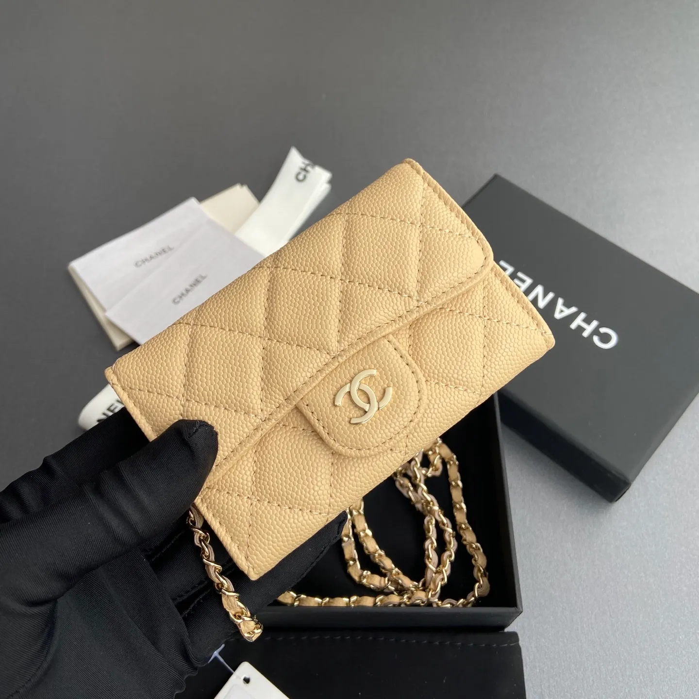 Xiaoxiang imported Italian grain cowhide Item number: A81081 (chain small card holder) Price: 420 Size: w11×h7cm Color: apricot fine ball pattern golden steel mark hardware