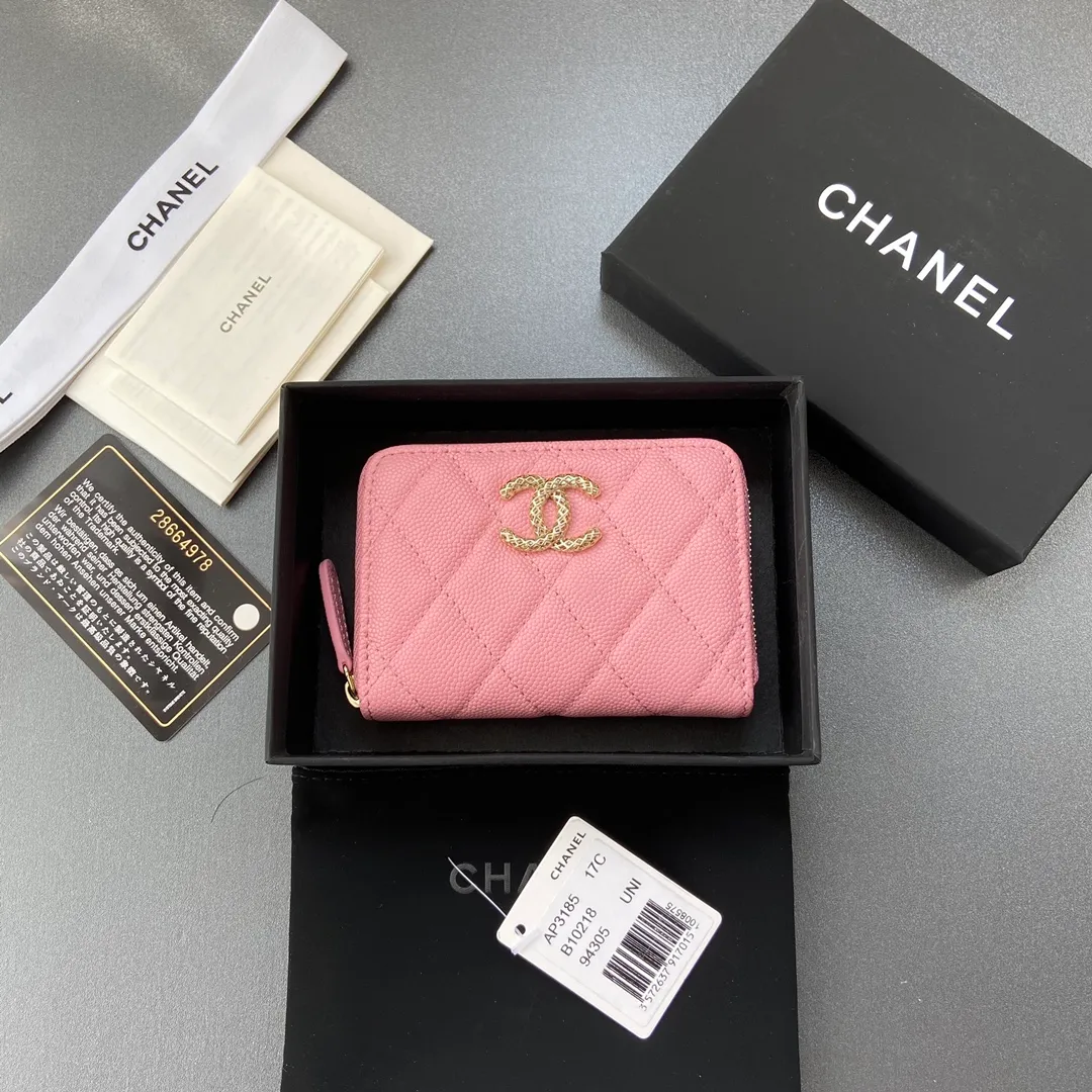320💰Xiaoxiang imported Italian grained calfskin Item number: A3185 Size: W11×H7.5×2cm Color: pink ball grain leather gold steel mark Usage: small zipper bag