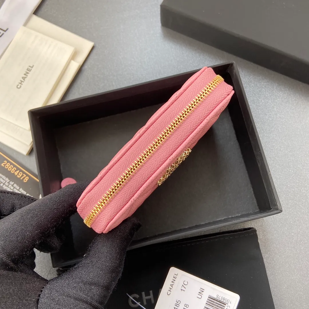 320💰Xiaoxiang imported Italian grained calfskin Item number: A3185 Size: W11×H7.5×2cm Color: pink ball grain leather gold steel mark Usage: small zipper bag