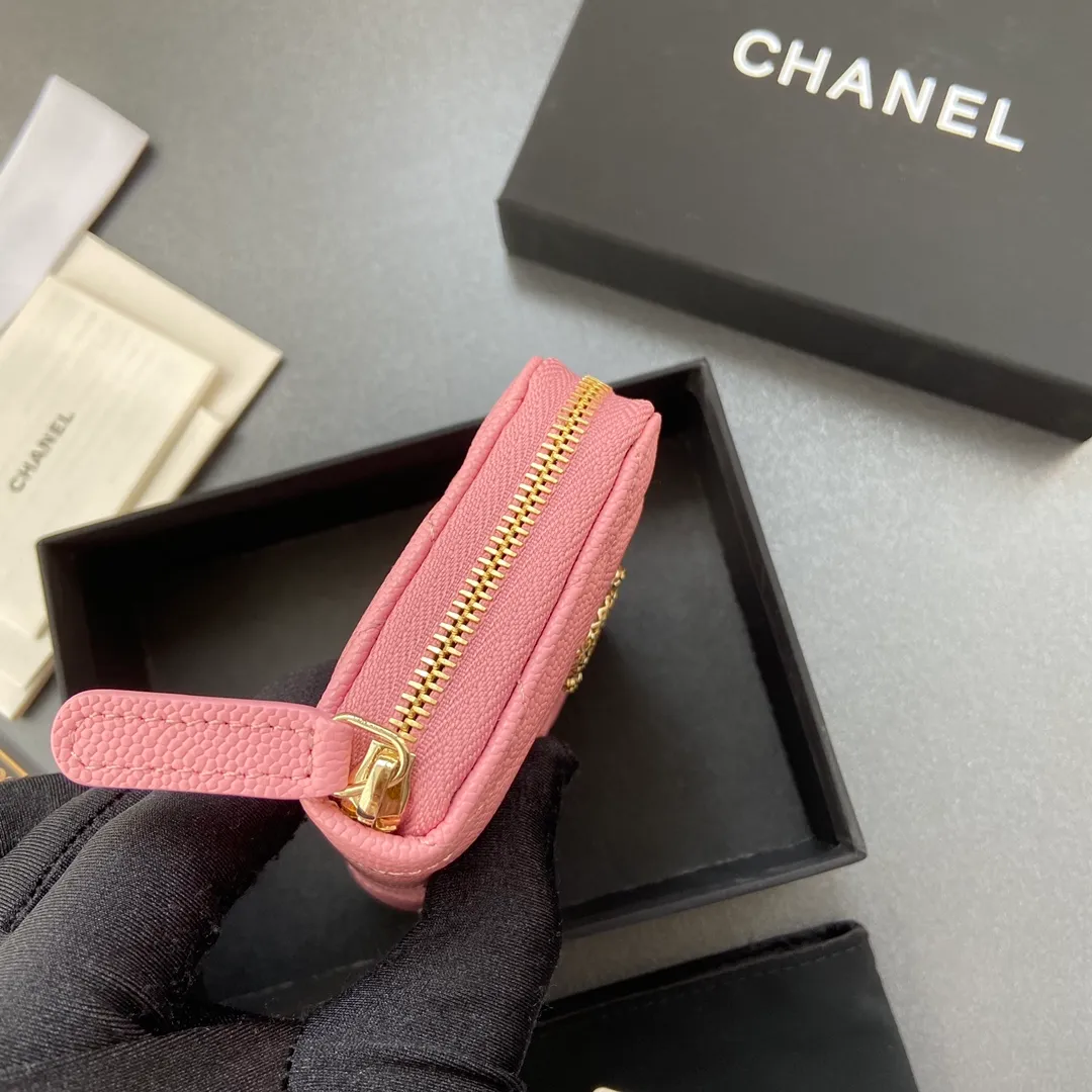 320💰Xiaoxiang imported Italian grained calfskin Item number: A3185 Size: W11×H7.5×2cm Color: pink ball grain leather gold steel mark Usage: small zipper bag