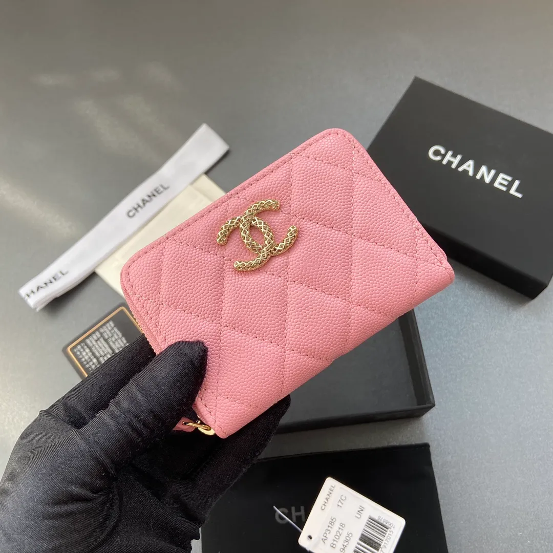 320💰Xiaoxiang imported Italian grained calfskin Item number: A3185 Size: W11×H7.5×2cm Color: pink ball grain leather gold steel mark Usage: small zipper bag