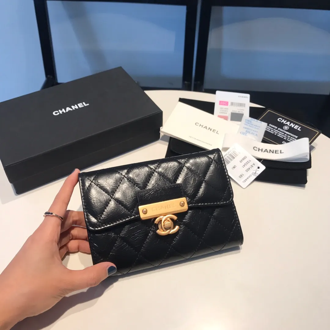 💰640😊Upgraded version💋Ready to buy the latest Chanel🆕Imported waxed cowhide series retro metal lock with the latest hangtag💋Mid-length tri-fold wallet🐂💁🏻 The first medium-length wallet has arrived. Cowhide leather🐂 leather texture👍, feels very good. Tri-fold style🉑Exquisite handwork. Pay attention to the details of the workmanship. 5 card slots. There is a coin pocket in the inner compartment. The hot stamping and marking are very clear. 81450🍃Size: 15cm