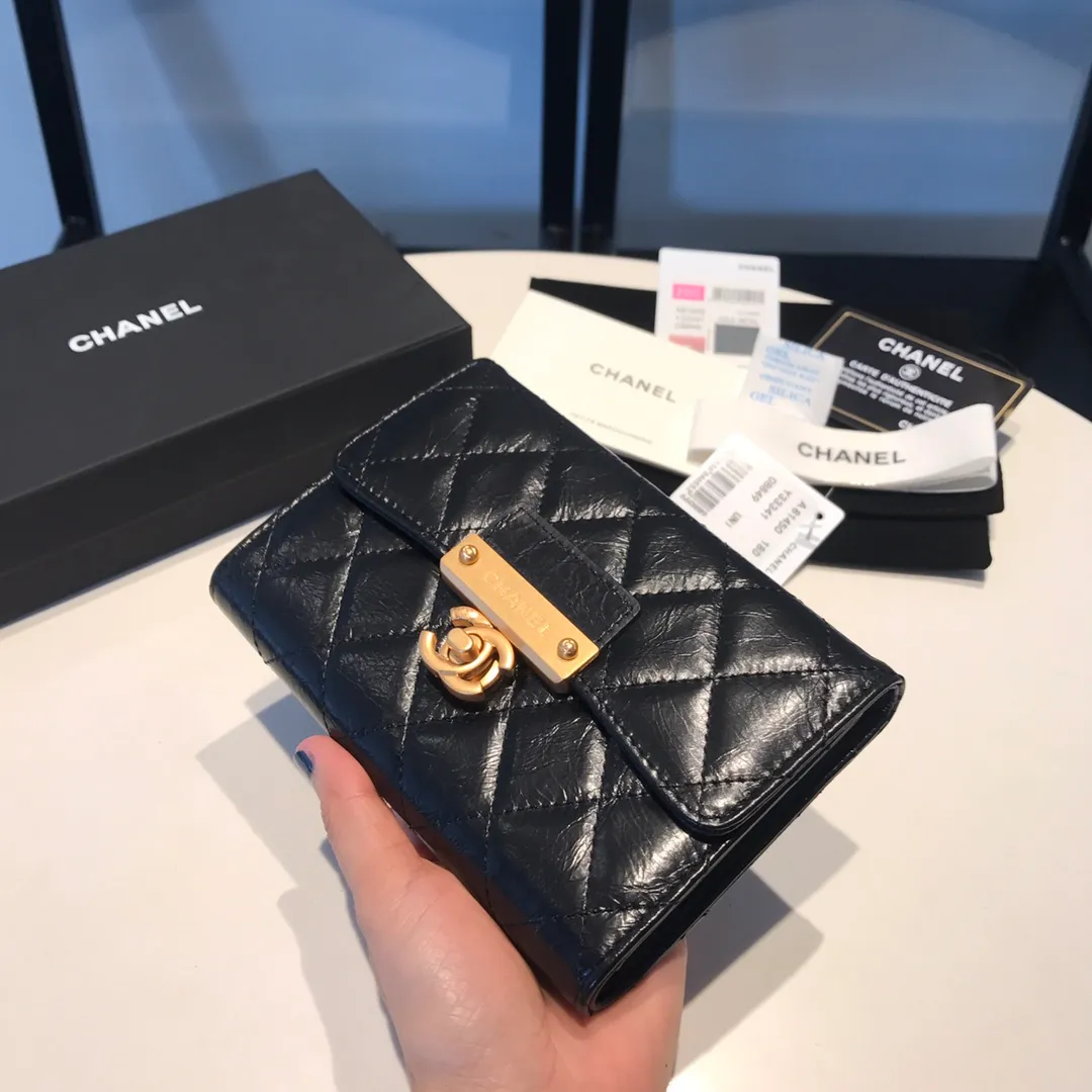 💰640😊Upgraded version💋Ready to buy the latest Chanel🆕Imported waxed cowhide series retro metal lock with the latest hangtag💋Mid-length tri-fold wallet🐂💁🏻 The first medium-length wallet has arrived. Cowhide leather🐂 leather texture👍, feels very good. Tri-fold style🉑Exquisite handwork. Pay attention to the details of the workmanship. 5 card slots. There is a coin pocket in the inner compartment. The hot stamping and marking are very clear. 81450🍃Size: 15cm