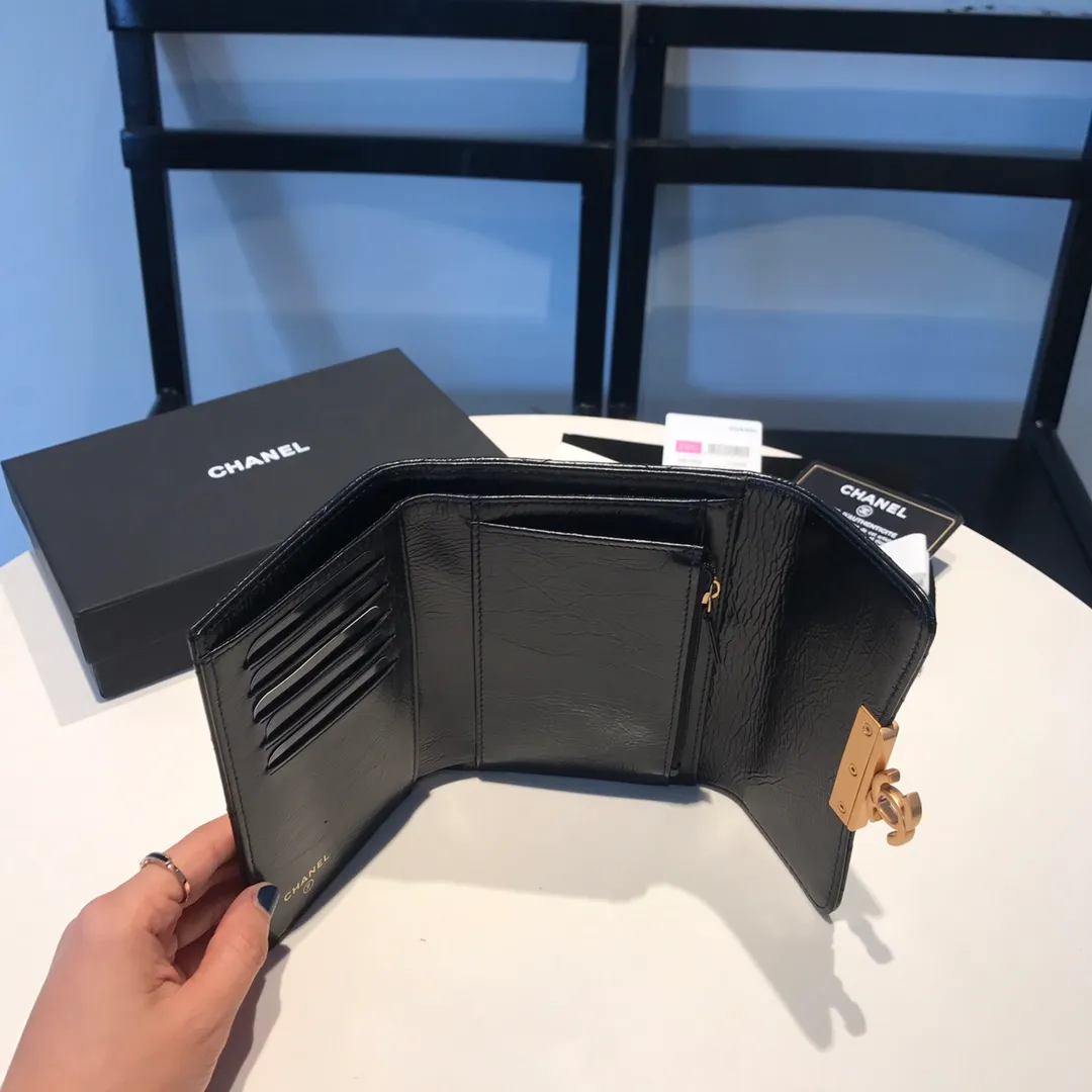 💰640😊Upgraded version💋Ready to buy the latest Chanel🆕Imported waxed cowhide series retro metal lock with the latest hangtag💋Mid-length tri-fold wallet🐂💁🏻 The first medium-length wallet has arrived. Cowhide leather🐂 leather texture👍, feels very good. Tri-fold style🉑Exquisite handwork. Pay attention to the details of the workmanship. 5 card slots. There is a coin pocket in the inner compartment. The hot stamping and marking are very clear. 81450🍃Size: 15cm