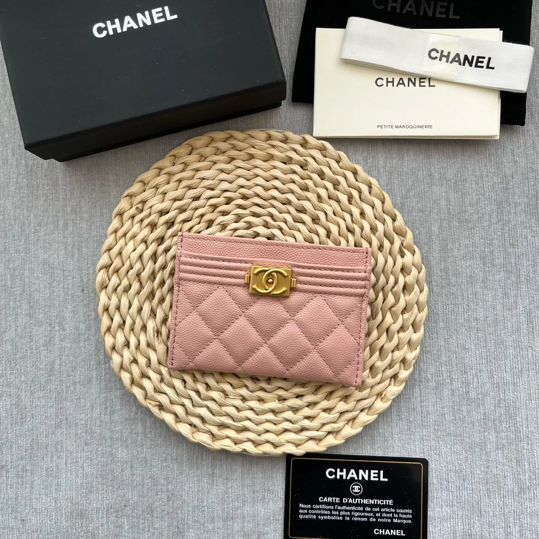 ¥220 [original quality] [with serial code] CHANEL’s new leboy card holder has arrived! The pebbled diamond pattern is very eye-catching! The retro gold buckle has an old-fashioned feel and is very fashionable and retro❤️This small card holder is very cost-effective, and you can also put some change in the three card slots👍Model number: 84431 Size: 11×7.5×1cm