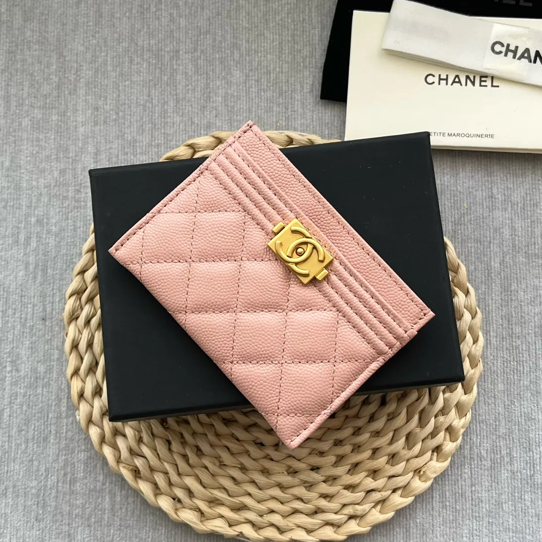 ¥220 [original quality] [with serial code] CHANEL’s new leboy card holder has arrived! The pebbled diamond pattern is very eye-catching! The retro gold buckle has an old-fashioned feel and is very fashionable and retro❤️This small card holder is very cost-effective, and you can also put some change in the three card slots👍Model number: 84431 Size: 11×7.5×1cm