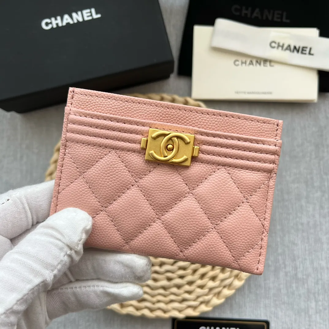 ¥220 [original quality] [with serial code] CHANEL’s new leboy card holder has arrived! The pebbled diamond pattern is very eye-catching! The retro gold buckle has an old-fashioned feel and is very fashionable and retro❤️This small card holder is very cost-effective, and you can also put some change in the three card slots👍Model number: 84431 Size: 11×7.5×1cm
