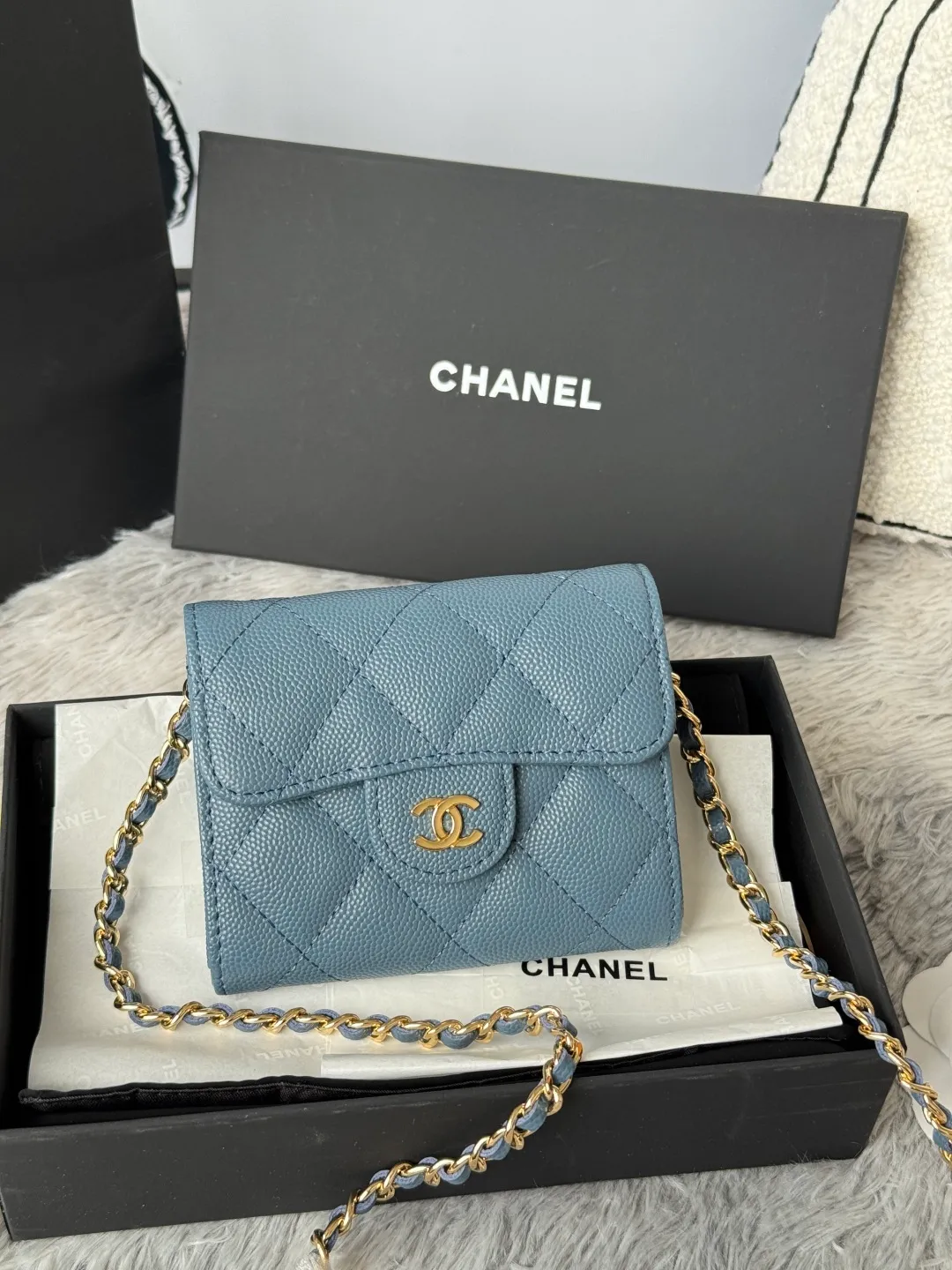 💰360💰Xiaoxiang chain bag, mini cute version. Can hold lipstick, credit card and some small change. Style number: A81082 Size: 8.5*12.5*2.5cm. Full set of packaging, box card, ribbon and cloth bag. Made of caviar cowhide, original quality. Exclusive photography🎬