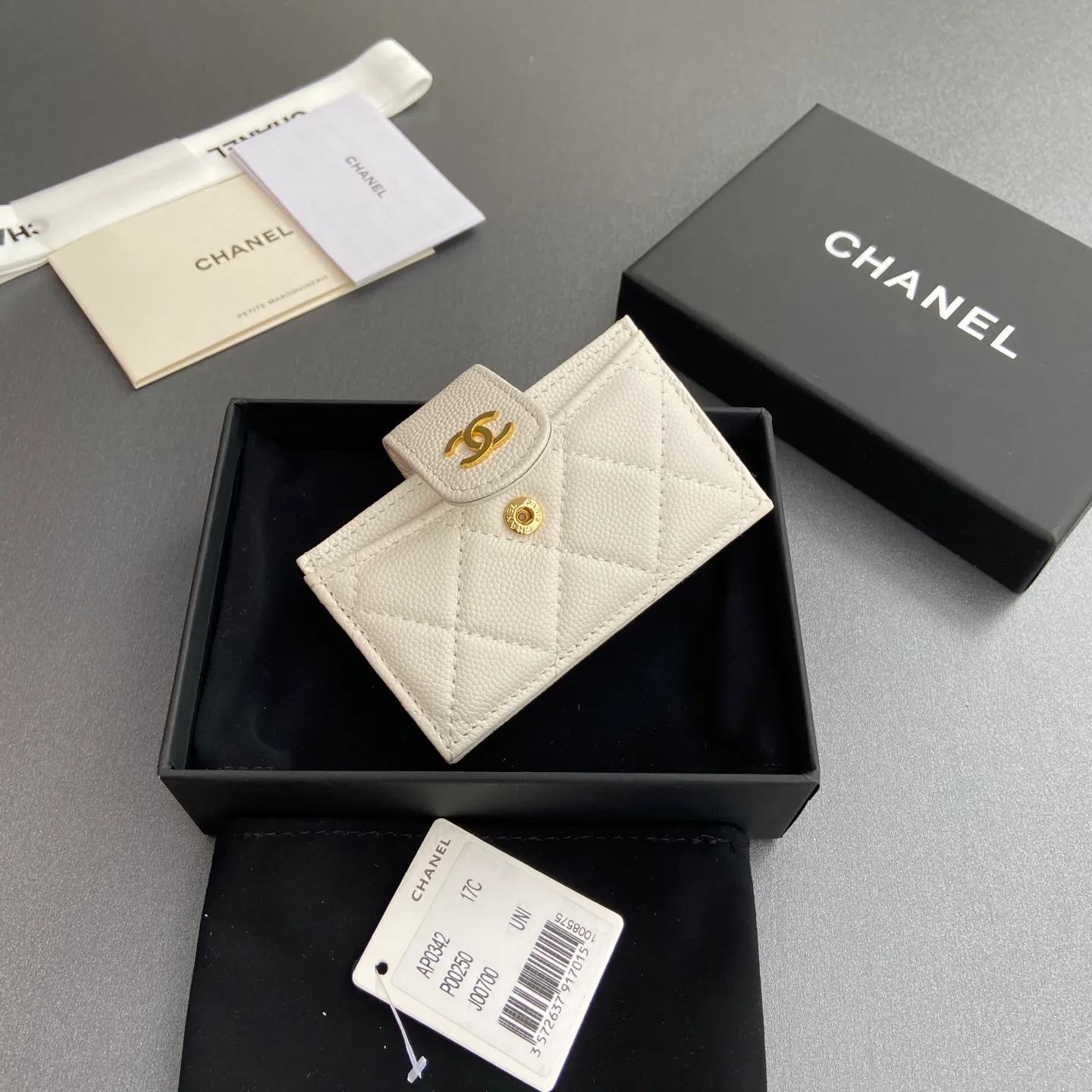 [Special grade hardware original leather] ¥400 Small fragrant organ multi-card slot card holder series with iconic metal logo Gold-toned metal hardware, exclusive Italian imported leather 6 card slots No.: 0342 White fine ball pattern gold steel mark Size: w10×h6×2cm