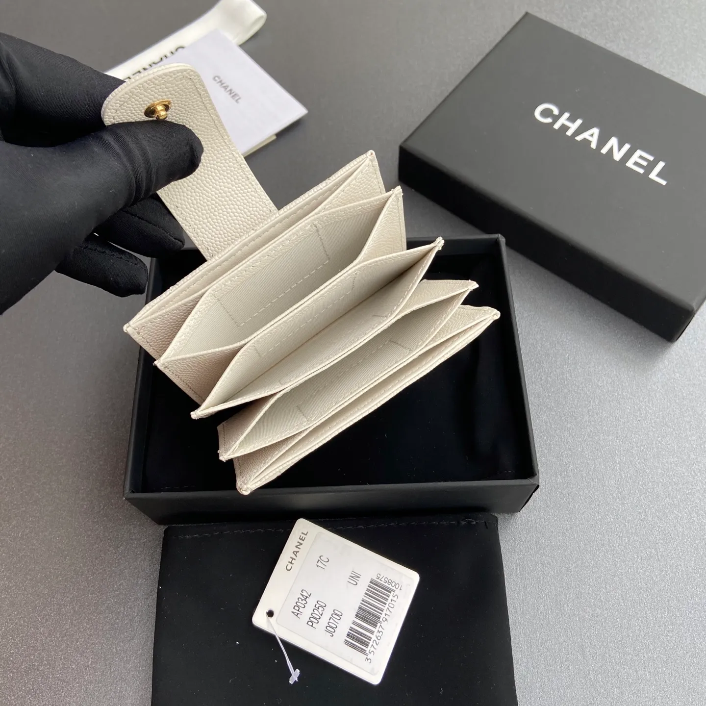 [Special grade hardware original leather] ¥400 Small fragrant organ multi-card slot card holder series with iconic metal logo Gold-toned metal hardware, exclusive Italian imported leather 6 card slots No.: 0342 White fine ball pattern gold steel mark Size: w10×h6×2cm