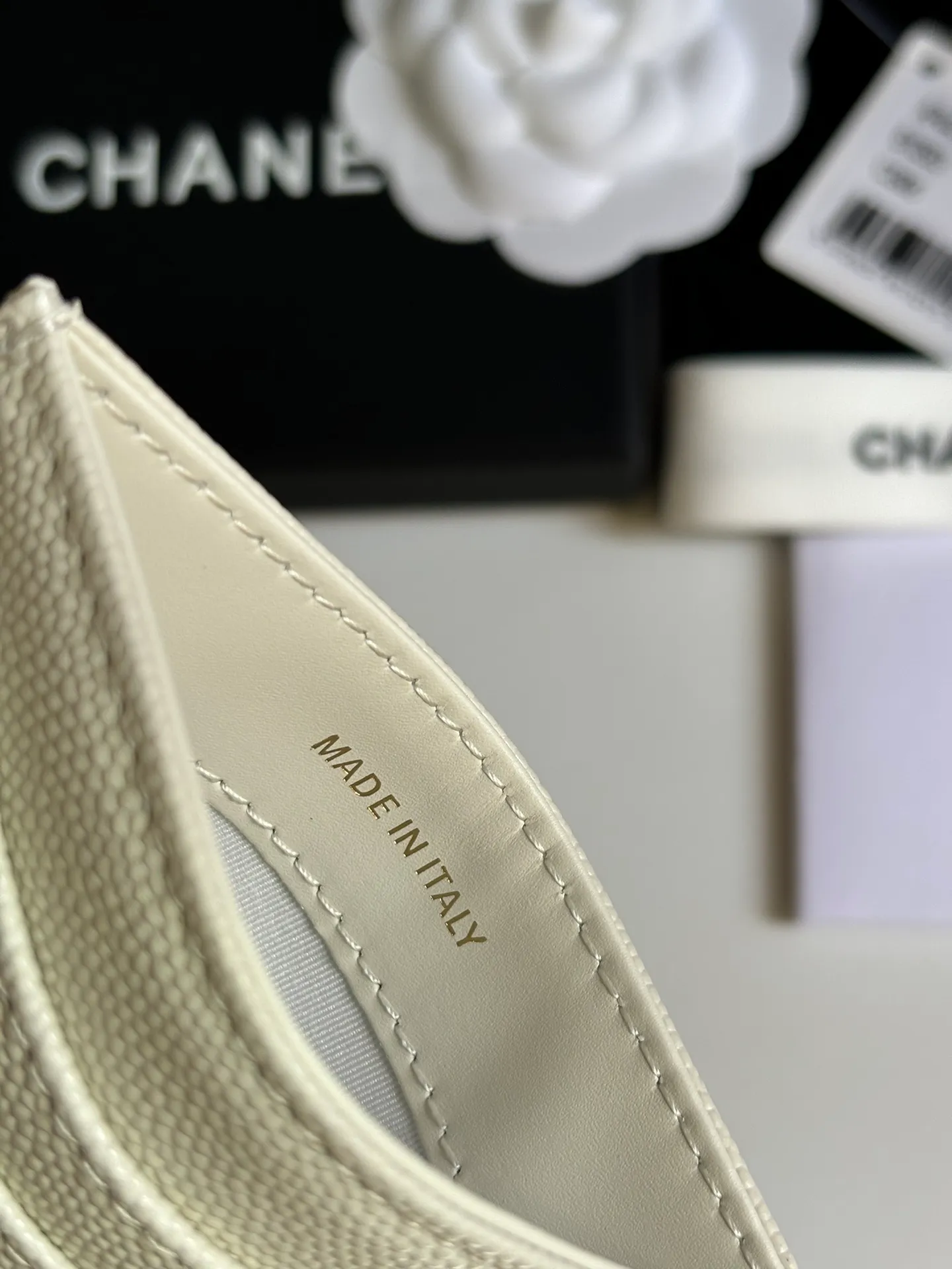 💰240 new product CH@NEL card holder has arrived💦This card holder adds a few more card slots based on the old model, making it more practical. It has original quality and beautiful details. Model No. AP8944, size 11*8*1cm.