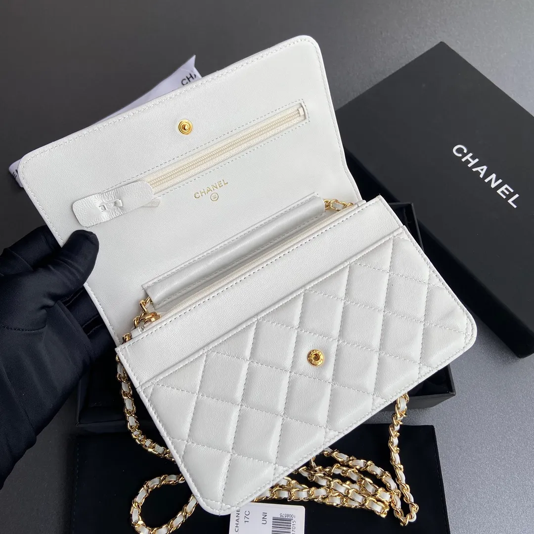 Xiaoxiang imported Italian lambskin Item number: A33814 Price: 600 Size: w20×h13×d3.5cm Color: white lambskin gold steel mark