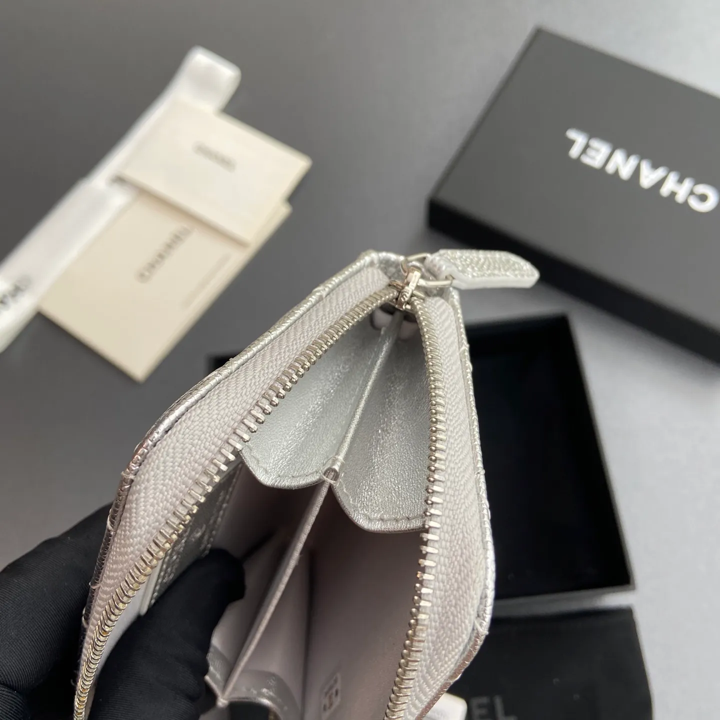 [Special grade hardware original leather] ¥280 Xiaoxiang small zipper bag card holder series with iconic metal logo, gold tone metal hardware, special Italian imported leather 2 card slots wallet bag, 4 card slots Number: 1650 Silver fine ball pattern silver steel mark Size: w11×h7.5×2cm