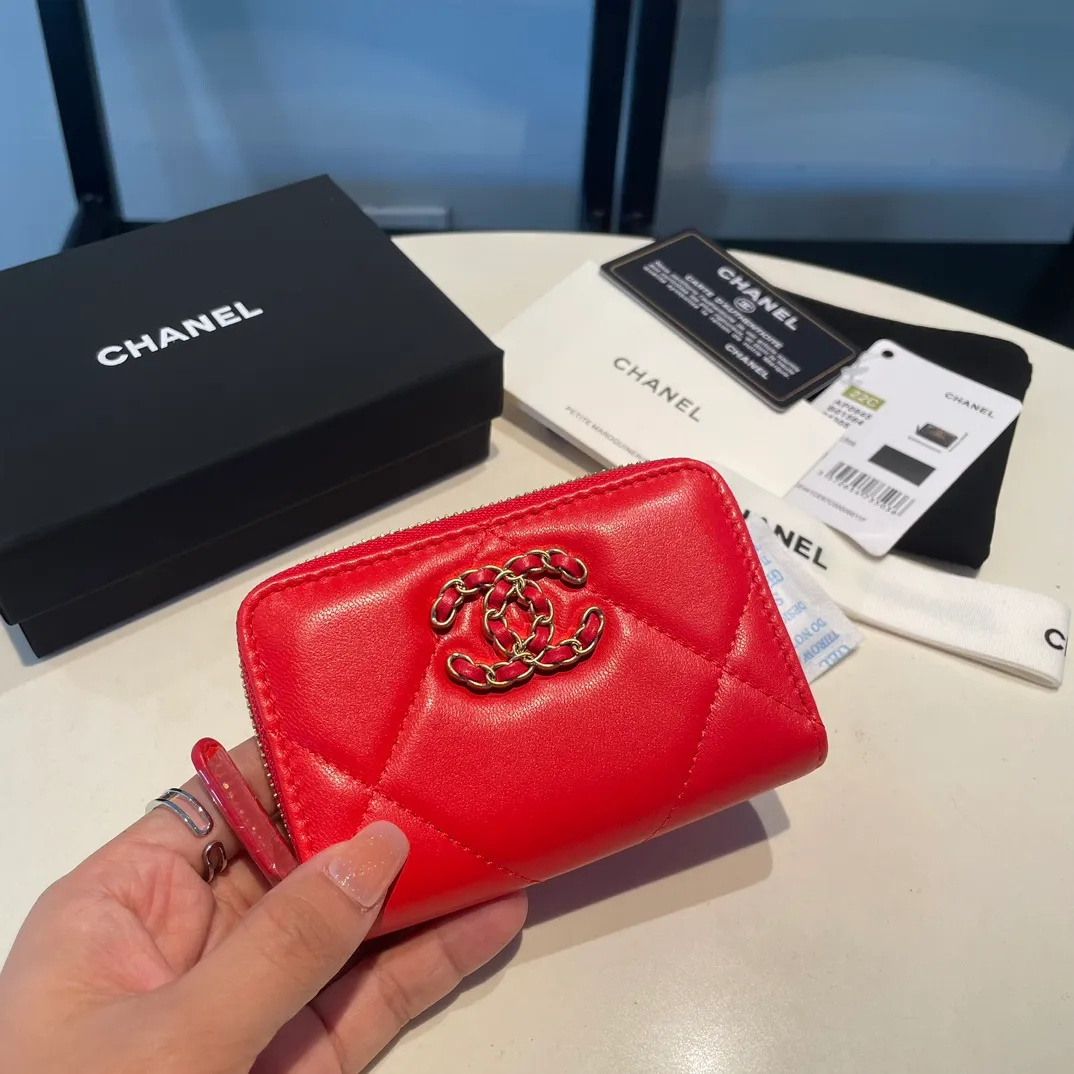 💰300😊 Upgraded version💋🆕 Ohanel new color🆕The latest zipper card holder, the texture of goatskin is invincible 😼The 19 series mainly promoted this season is the big rhombus, with a strong retro style👝Is there anyone who wants to buy each color🧸 The logo is eye-catching and unique, the goatskin has a light luster, and the temperament instantly ups and downs❣The fashionable style and style are also jointly created by Karl and Viard. The first series launched by the new artistic director will be a key recommendation of the brand from this year to next year, conveying the essence of the brand, with a full set of packaging 0945🍃size: 11.5*8cm