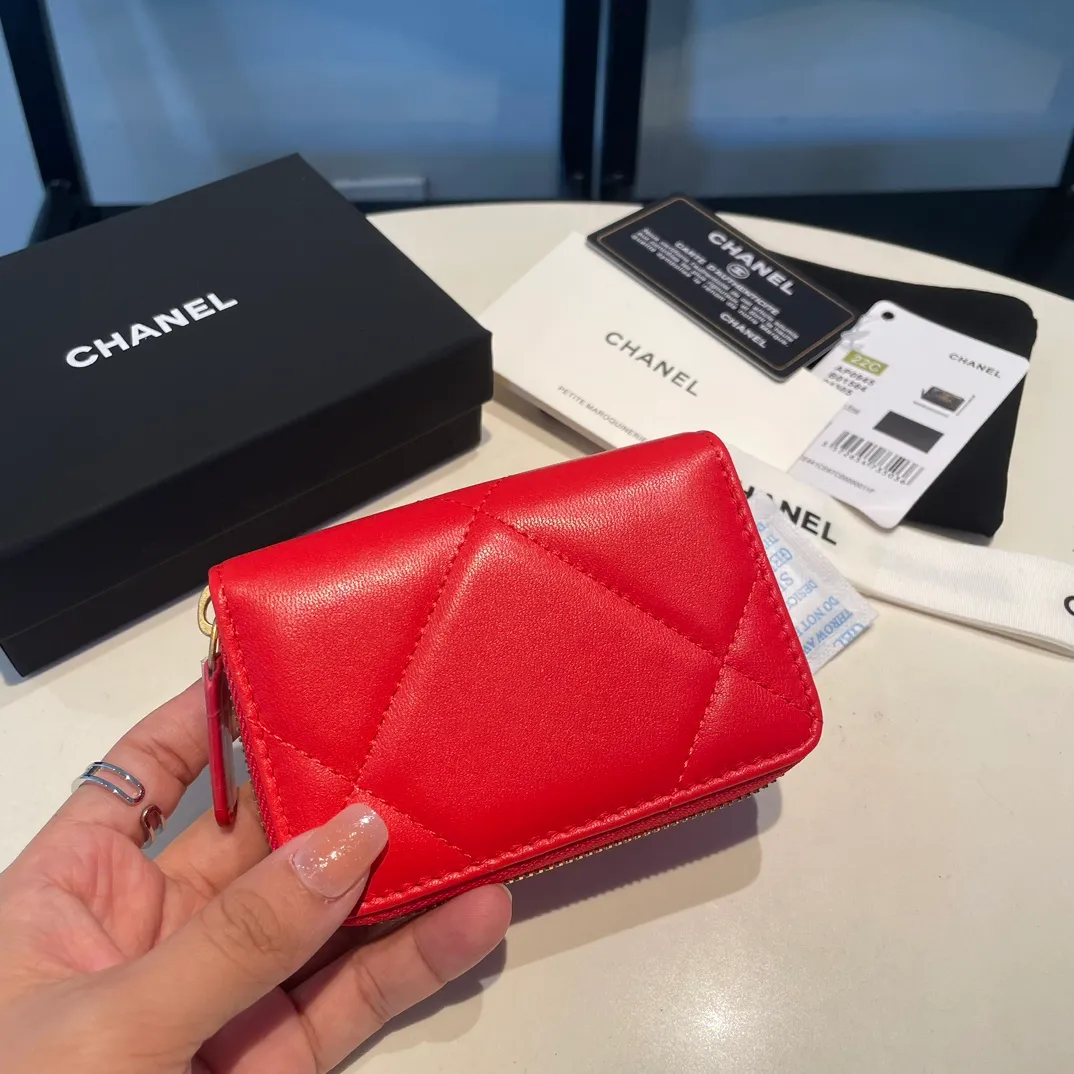 💰300😊 Upgraded version💋🆕 Ohanel new color🆕The latest zipper card holder, the texture of goatskin is invincible 😼The 19 series mainly promoted this season is the big rhombus, with a strong retro style👝Is there anyone who wants to buy each color🧸 The logo is eye-catching and unique, the goatskin has a light luster, and the temperament instantly ups and downs❣The fashionable style and style are also jointly created by Karl and Viard. The first series launched by the new artistic director will be a key recommendation of the brand from this year to next year, conveying the essence of the brand, with a full set of packaging 0945🍃size: 11.5*8cm