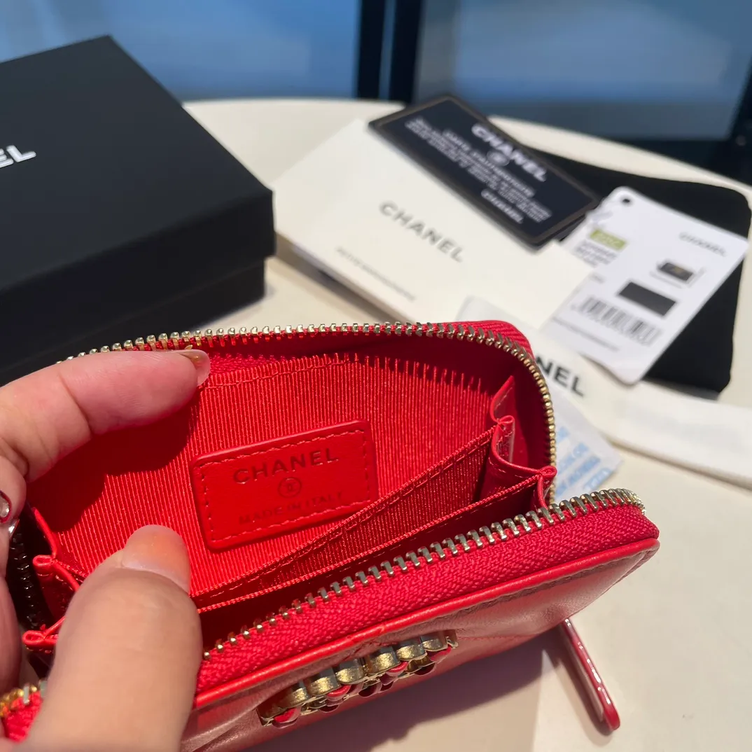 💰300😊 Upgraded version💋🆕 Ohanel new color🆕The latest zipper card holder, the texture of goatskin is invincible 😼The 19 series mainly promoted this season is the big rhombus, with a strong retro style👝Is there anyone who wants to buy each color🧸 The logo is eye-catching and unique, the goatskin has a light luster, and the temperament instantly ups and downs❣The fashionable style and style are also jointly created by Karl and Viard. The first series launched by the new artistic director will be a key recommendation of the brand from this year to next year, conveying the essence of the brand, with a full set of packaging 0945🍃size: 11.5*8cm