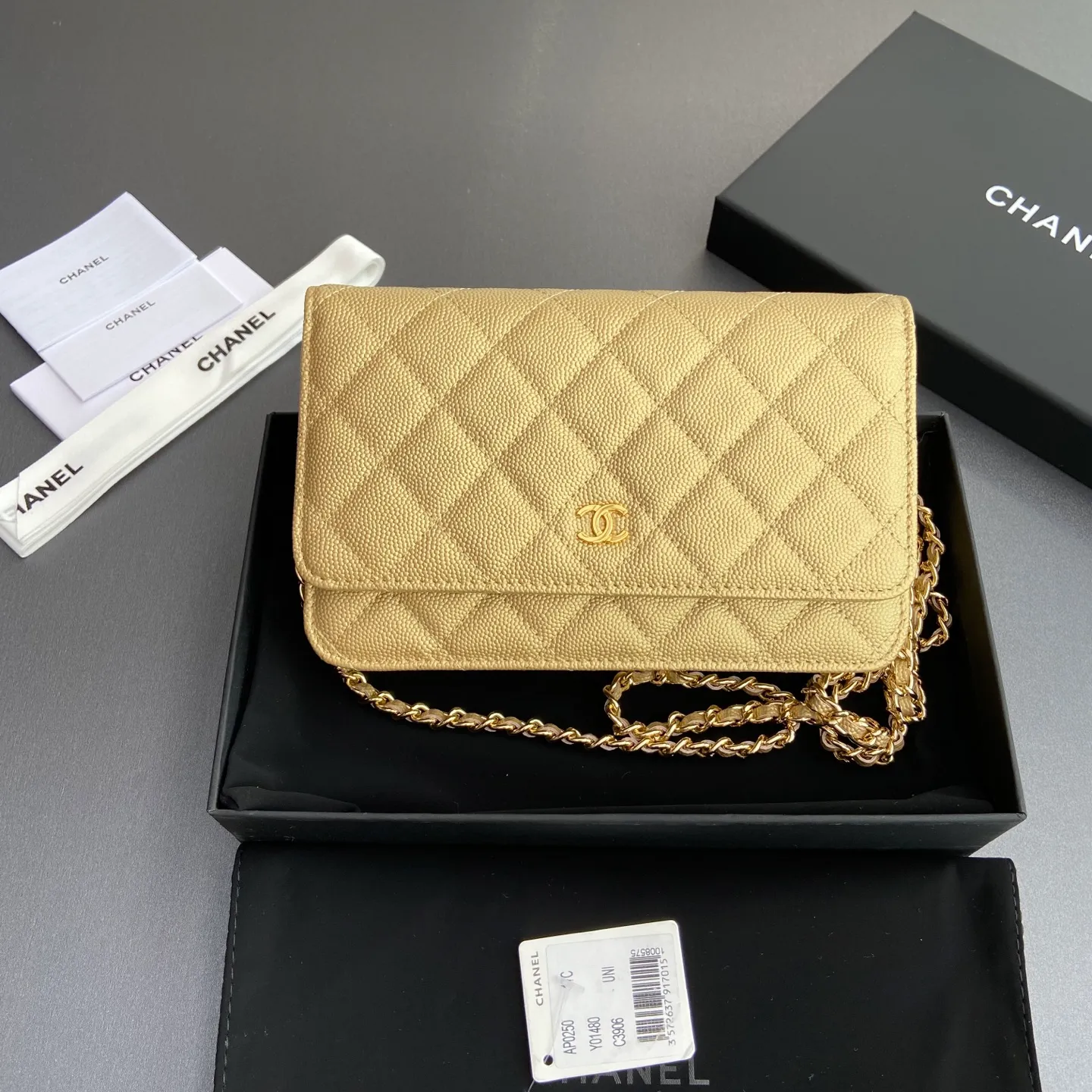 Xiaoxiang imported Italian grained calfskin Item number: A0250 Price: 640 Size: w20×h13×d3.5cm Color: Gold fine ball pattern golden steel mark