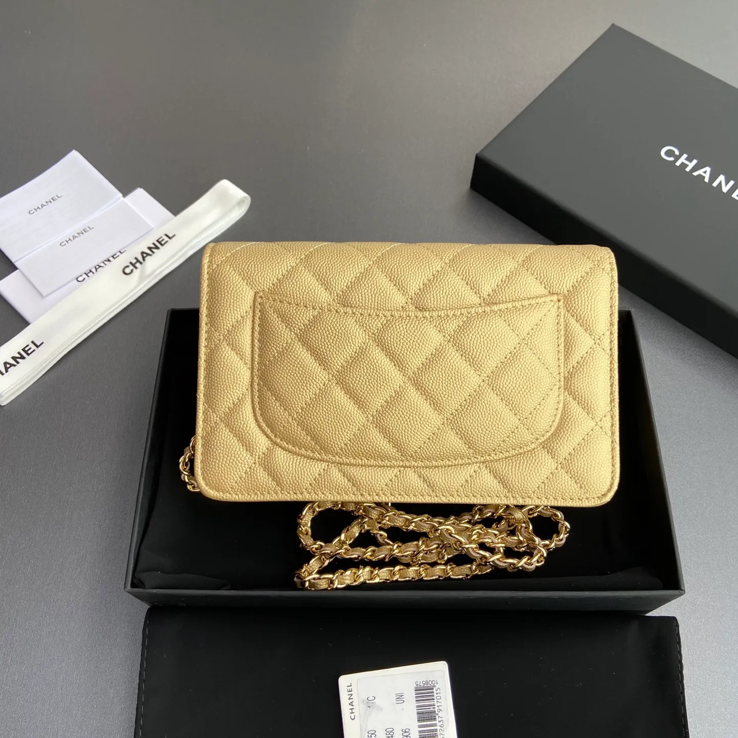 Xiaoxiang imported Italian grained calfskin Item number: A0250 Price: 640 Size: w20×h13×d3.5cm Color: Gold fine ball pattern golden steel mark