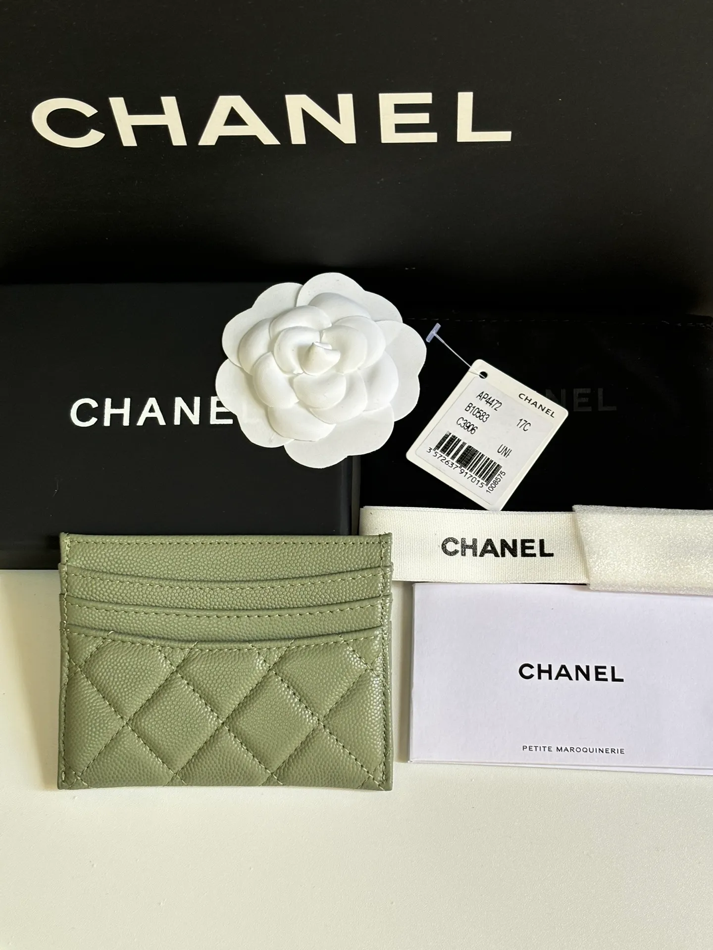 💰240 new product CH@NEL card holder has arrived💦This card holder adds a few more card slots based on the old model, making it more practical. It has original quality and beautiful details. Model No. AP8944, size 11*8*1cm.