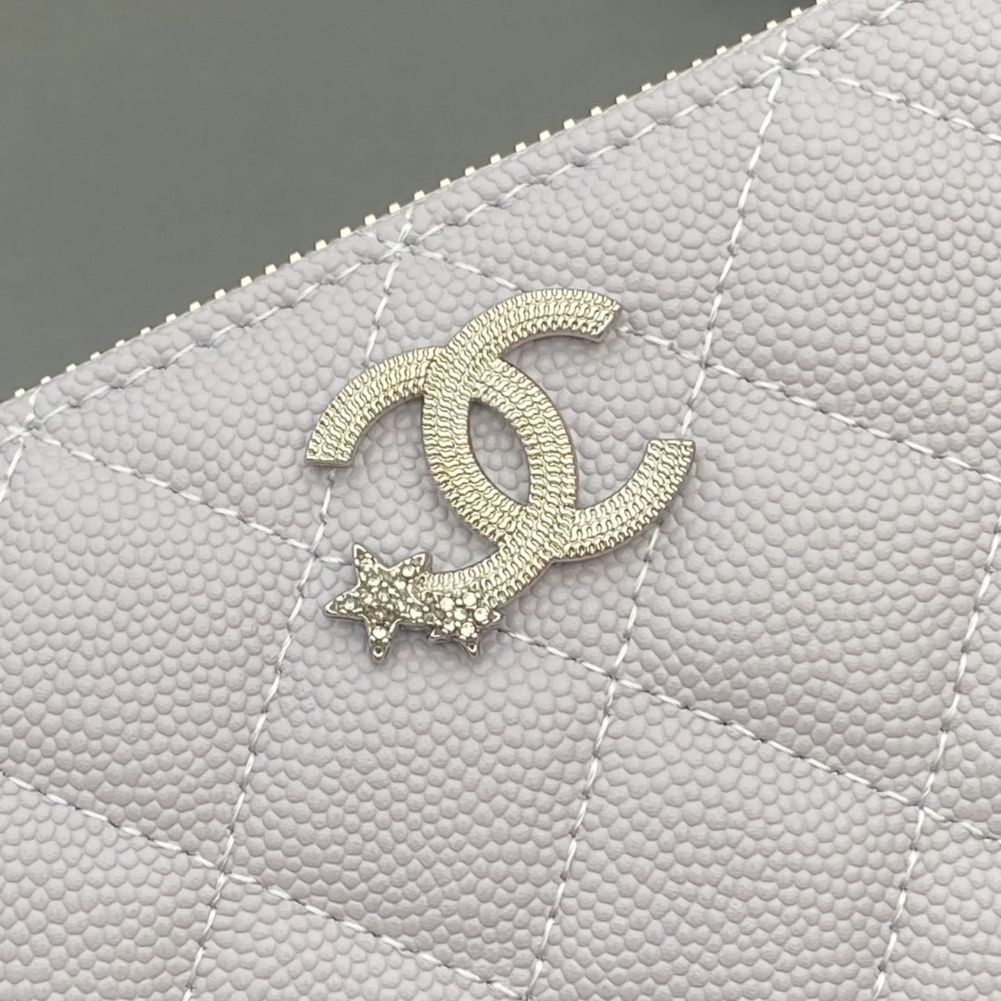 25b new series caviar cowhide with stars ⭐logo shiny blingblibg~zipper bag series light purple fine ball pattern silver star hardware 12 card slots, two banknote compartments two compartments, 1 zipper bag Price: 250 No.: 3726 Size: w19×h10×d3cm