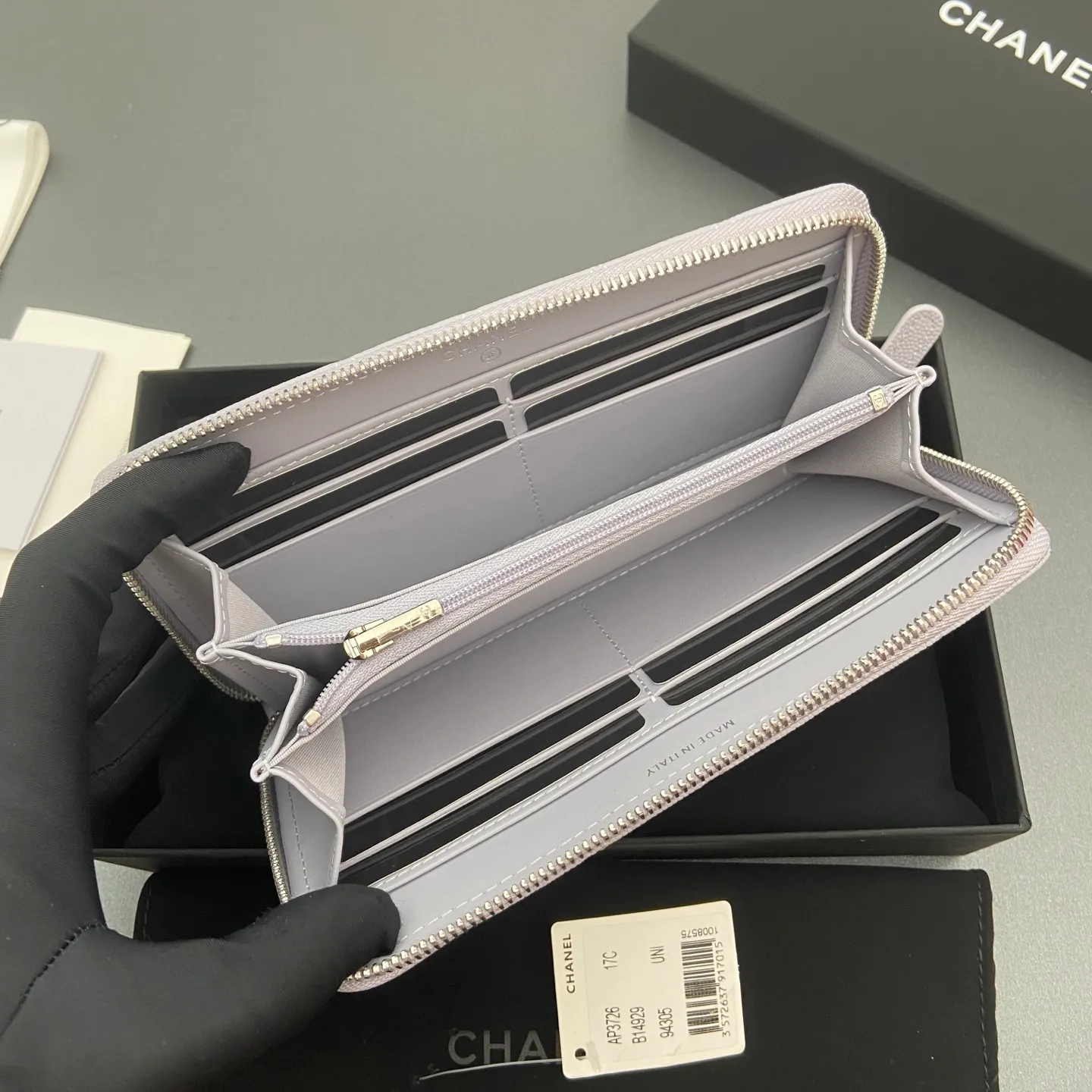 25b new series caviar cowhide with stars ⭐logo shiny blingblibg~zipper bag series light purple fine ball pattern silver star hardware 12 card slots, two banknote compartments two compartments, 1 zipper bag Price: 250 No.: 3726 Size: w19×h10×d3cm