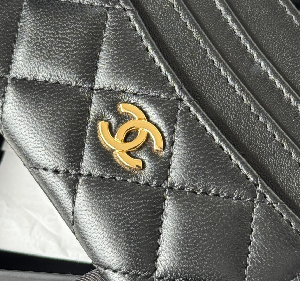💰240💰 chanel 2025 new product card holder lambskin, seven card slots, can hold change, imported Italian lambskin + hardware logo, so beautiful, love it. The color is as shown in the picture, easy and fast storage, mini card holder No.: AP8944 Size: w11×h10cm