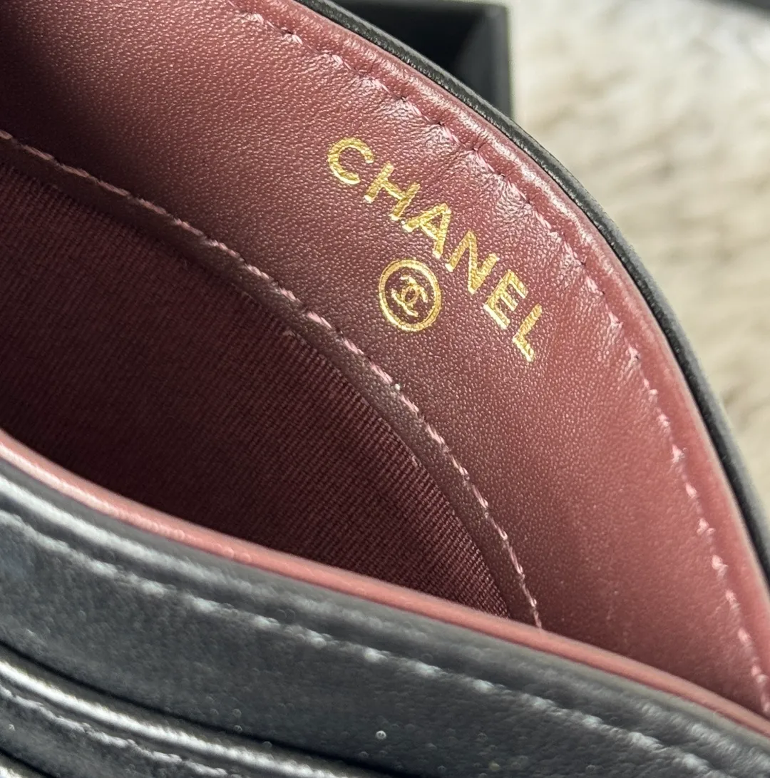 💰240💰 chanel 2025 new product card holder lambskin, seven card slots, can hold change, imported Italian lambskin + hardware logo, so beautiful, love it. The color is as shown in the picture, easy and fast storage, mini card holder No.: AP8944 Size: w11×h10cm
