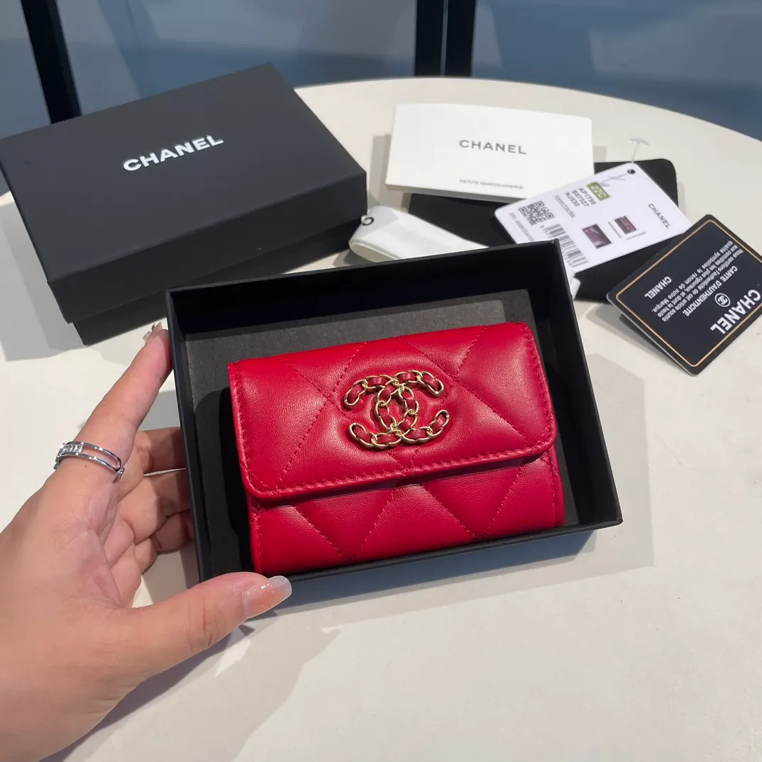 💰300😊Upgraded version💋🆕Ohanel new color🆕The latest hijab card holder, the texture of goatskin is invincible 😼The 19 series that is mainly promoted this season is the big rhombus, with a strong retro style👝Is there anyone who wants to buy each color🧸 The logo is eye-catching and unique, the goatskin has a faint luster, and the temperament instantly ups and downs❣The fashionable style and style are also co-created by Karl and Viard. The first series launched by the new artistic director will be a key recommendation of the brand from this year to next year, conveying the essence of the brand, with a full set of packaging 1790🍃size: 8.5*11cm