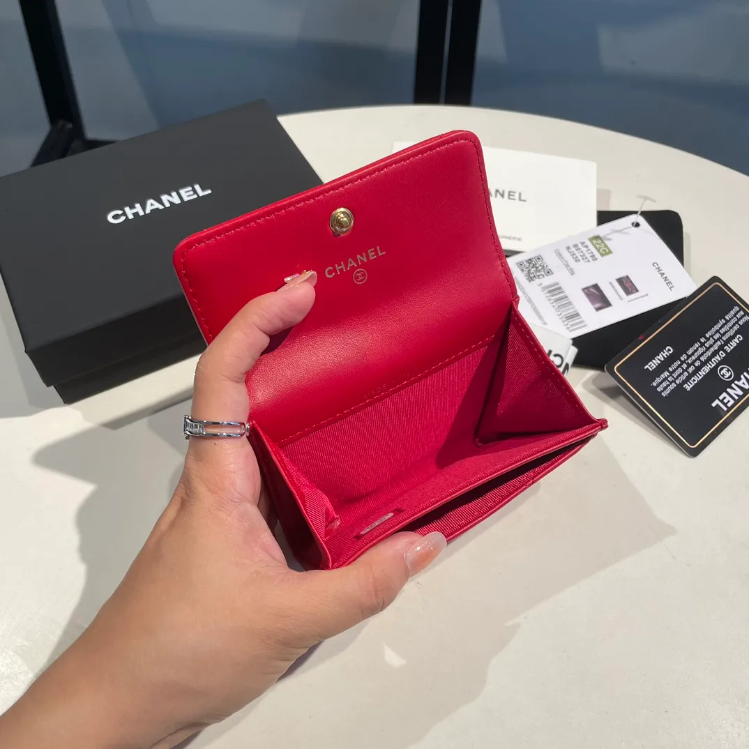 💰300😊Upgraded version💋🆕Ohanel new color🆕The latest hijab card holder, the texture of goatskin is invincible 😼The 19 series that is mainly promoted this season is the big rhombus, with a strong retro style👝Is there anyone who wants to buy each color🧸 The logo is eye-catching and unique, the goatskin has a faint luster, and the temperament instantly ups and downs❣The fashionable style and style are also co-created by Karl and Viard. The first series launched by the new artistic director will be a key recommendation of the brand from this year to next year, conveying the essence of the brand, with a full set of packaging 1790🍃size: 8.5*11cm