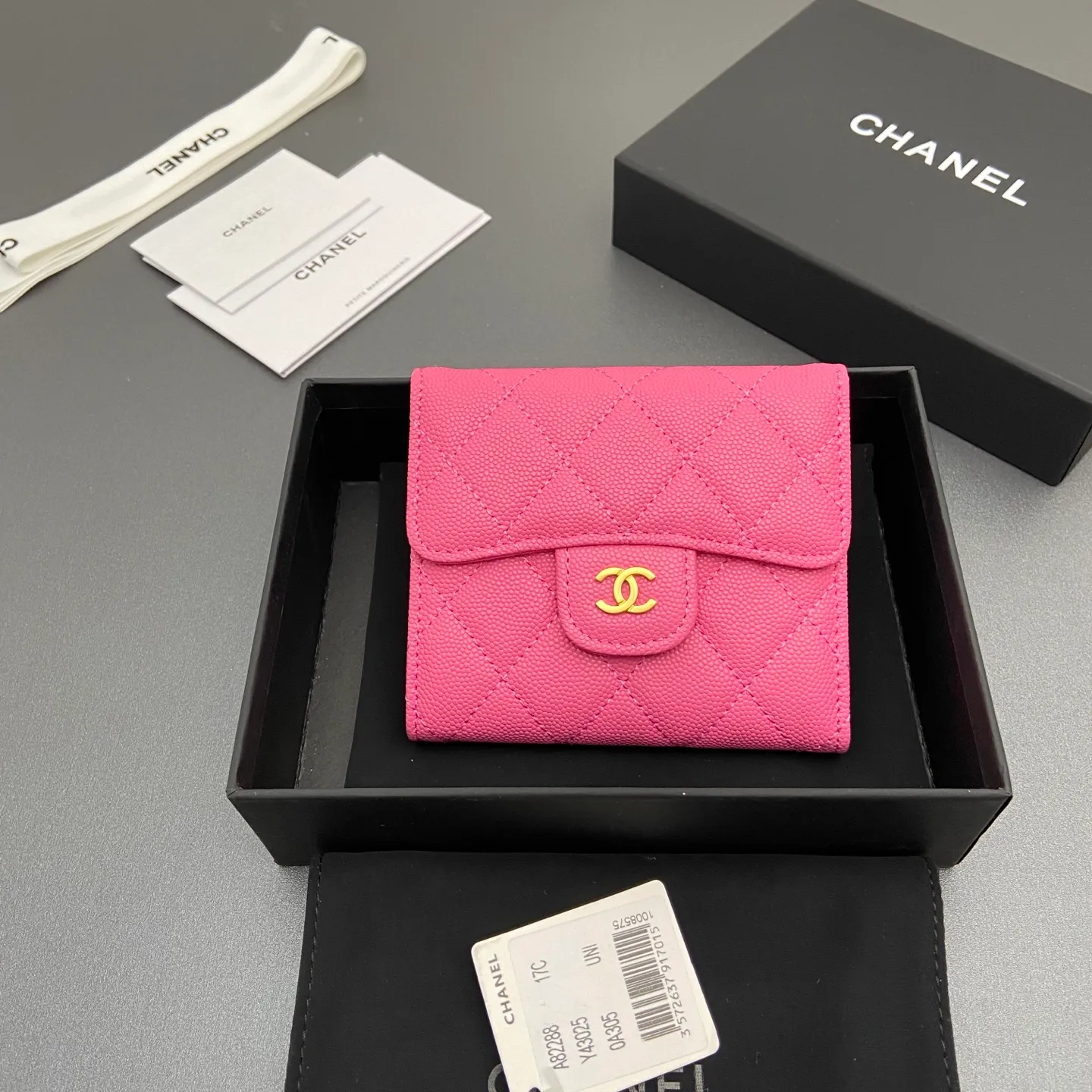 [Imported leather from Italy] ¥440 Special plum red fine ball grain embossed leather Gold tone metal hardware 6 card slots 1 banknote compartment 1 coin zipper bag No.: 82288 Size: w10.5×h11.5×d3cm