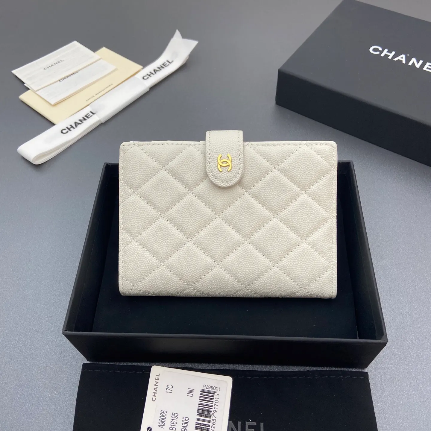 [Special grade hardware original leather] ¥440 Xiaoxiang passport holder series Quilted with iconic metal logo Gold tone metal hardware, special Italian imported leather 4 card slots, 1 small zipper pocket. 1 banknote compartment, 1 passport holder card slot No.: 96066 White thin ball gold buckle Size: w10×h14×d2cm