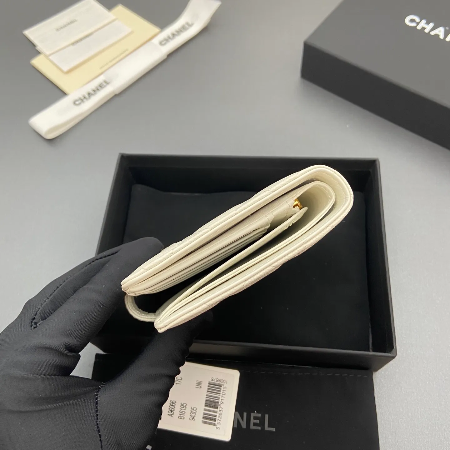 [Special grade hardware original leather] ¥440 Xiaoxiang passport holder series Quilted with iconic metal logo Gold tone metal hardware, special Italian imported leather 4 card slots, 1 small zipper pocket. 1 banknote compartment, 1 passport holder card slot No.: 96066 White thin ball gold buckle Size: w10×h14×d2cm