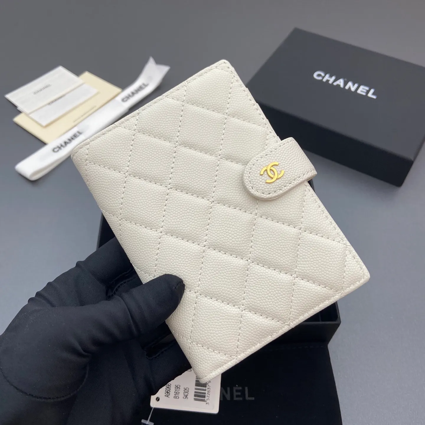[Special grade hardware original leather] ¥440 Xiaoxiang passport holder series Quilted with iconic metal logo Gold tone metal hardware, special Italian imported leather 4 card slots, 1 small zipper pocket. 1 banknote compartment, 1 passport holder card slot No.: 96066 White thin ball gold buckle Size: w10×h14×d2cm