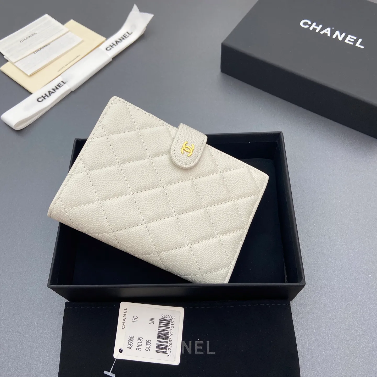 [Special grade hardware original leather] ¥440 Xiaoxiang passport holder series Quilted with iconic metal logo Gold tone metal hardware, special Italian imported leather 4 card slots, 1 small zipper pocket. 1 banknote compartment, 1 passport holder card slot No.: 96066 White thin ball gold buckle Size: w10×h14×d2cm