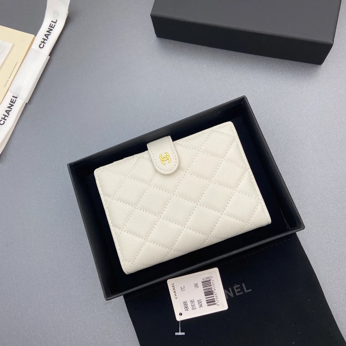 [Special grade hardware original leather] ¥440 Xiaoxiang passport holder series Quilted with iconic metal logo Gold tone metal hardware, special Italian imported leather 4 card slots, 1 small zipper pocket. 1 banknote compartment, 1 passport holder card slot No.: 96066 White thin ball gold buckle Size: w10×h14×d2cm