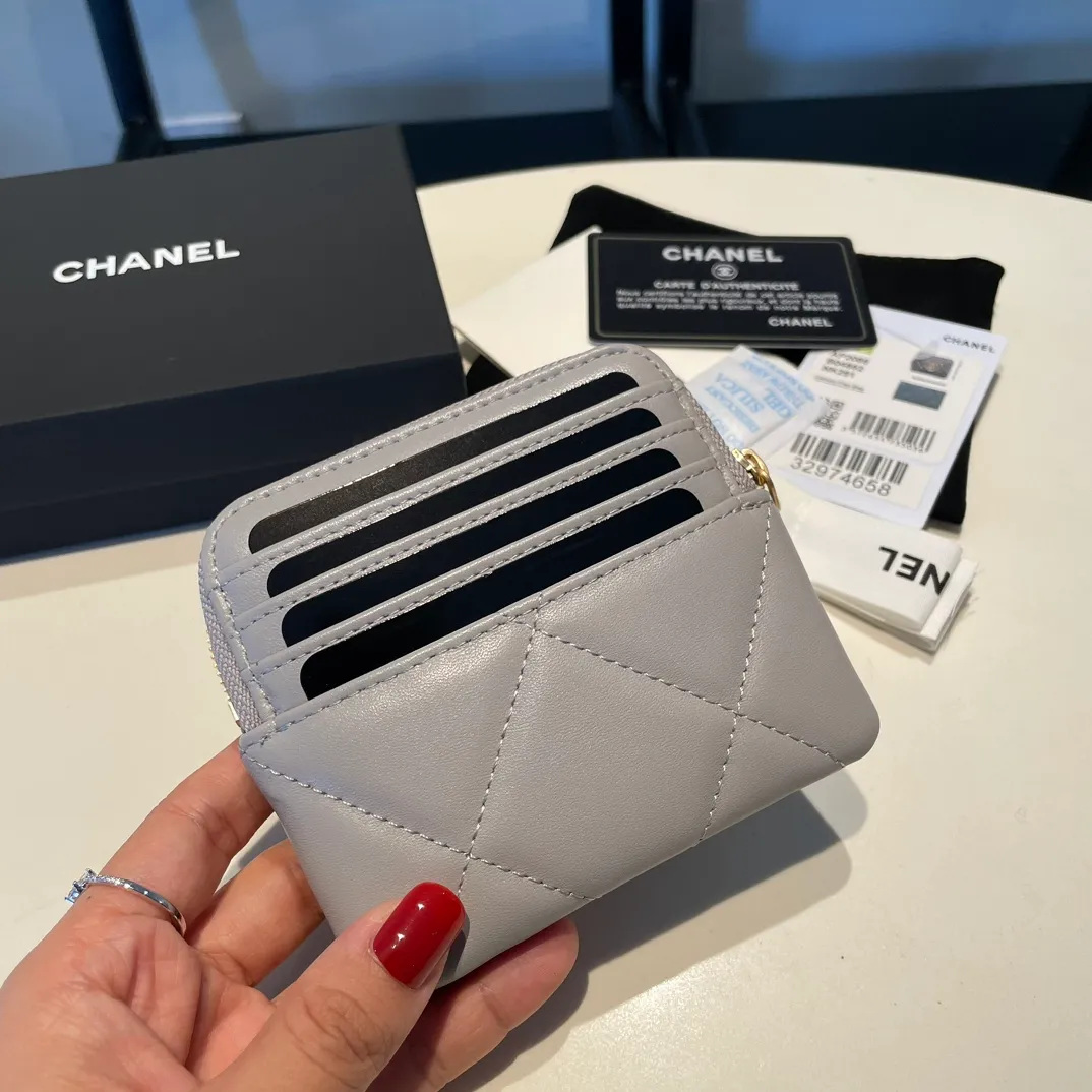 💰440😊Upgraded version💋🆕Ohanel new color🆕The latest zipper card holder coin purse with multiple card slots. The texture of goatskin is unparalleled. 😼The 19 series that is mainly recommended this season is a big rhombus with a strong retro style. Is there anyone who wants to buy every color?🧸 The logo is eye-catching and unique, the goatskin has a faint luster, and the temperament instantly ups and downs❣The fashionable style and style are also co-created by Karl and Viard. The first series launched by the new artistic director will be a key recommendation of the brand from this year to next year, conveying the essence of the brand, with a full set of packaging 2086🍃size: 12*9.5cm