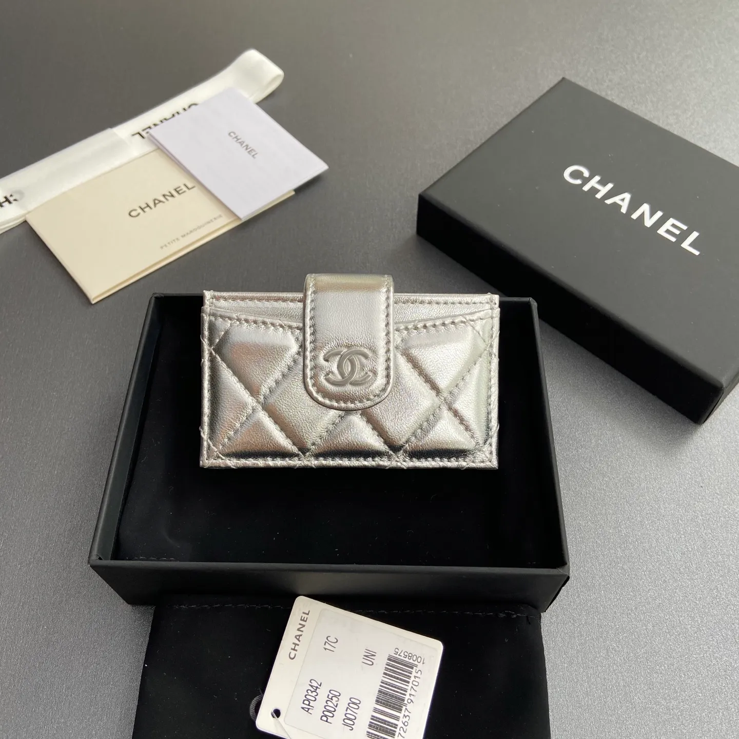 [Special grade hardware original leather] ¥400 Small fragrant organ multi-card slot card holder series with iconic metal logo Silver tone metal hardware, special Italian imported leather 6 card slots No.: 0342 Silver sheepskin silver steel mark Size: w10×h6×2cm