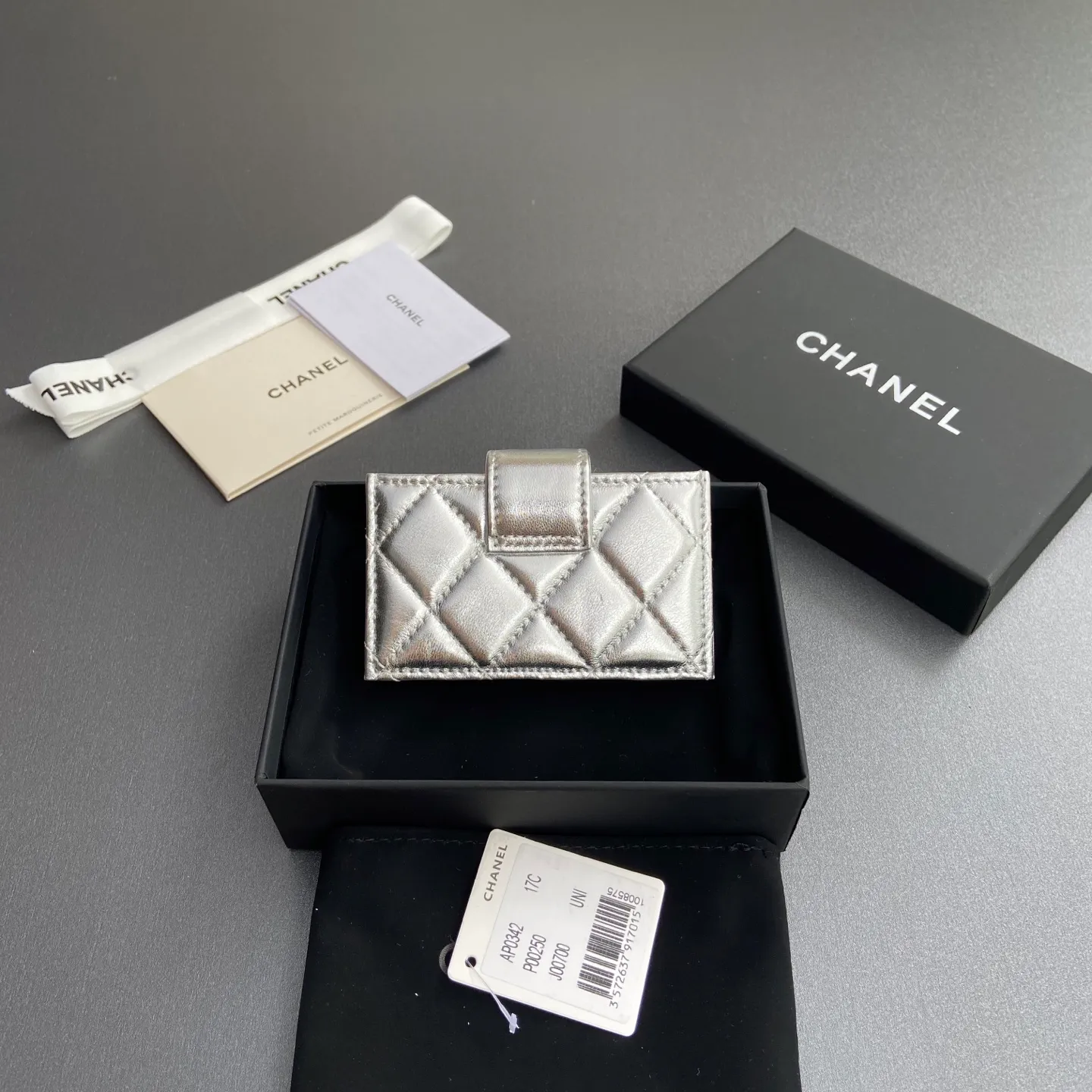 [Special grade hardware original leather] ¥400 Small fragrant organ multi-card slot card holder series with iconic metal logo Silver tone metal hardware, special Italian imported leather 6 card slots No.: 0342 Silver sheepskin silver steel mark Size: w10×h6×2cm