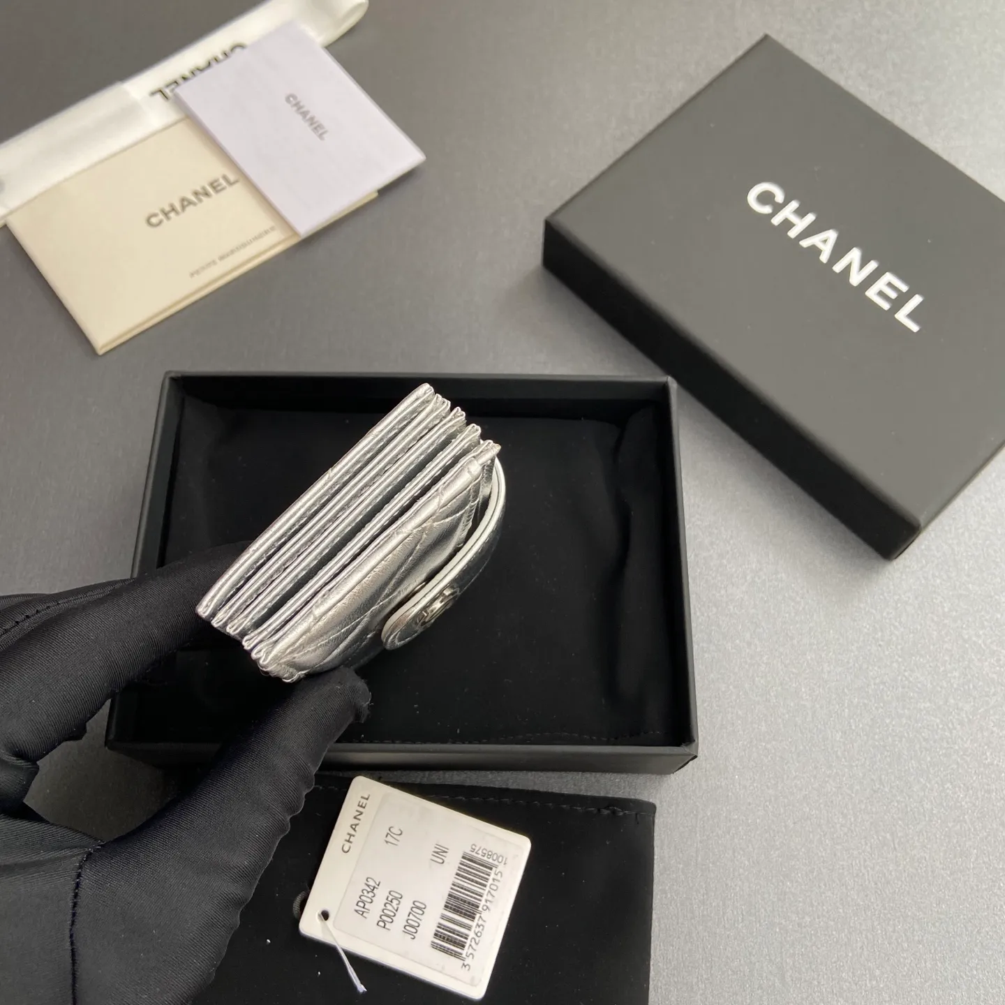 [Special grade hardware original leather] ¥400 Small fragrant organ multi-card slot card holder series with iconic metal logo Silver tone metal hardware, special Italian imported leather 6 card slots No.: 0342 Silver sheepskin silver steel mark Size: w10×h6×2cm
