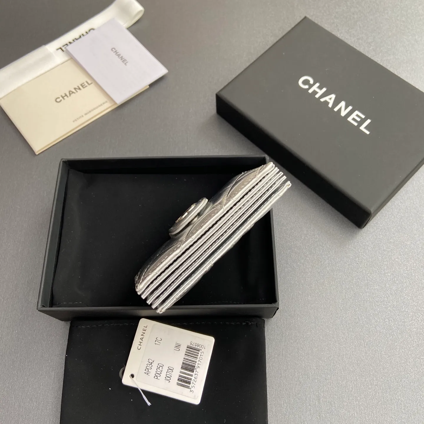 [Special grade hardware original leather] ¥400 Small fragrant organ multi-card slot card holder series with iconic metal logo Silver tone metal hardware, special Italian imported leather 6 card slots No.: 0342 Silver sheepskin silver steel mark Size: w10×h6×2cm