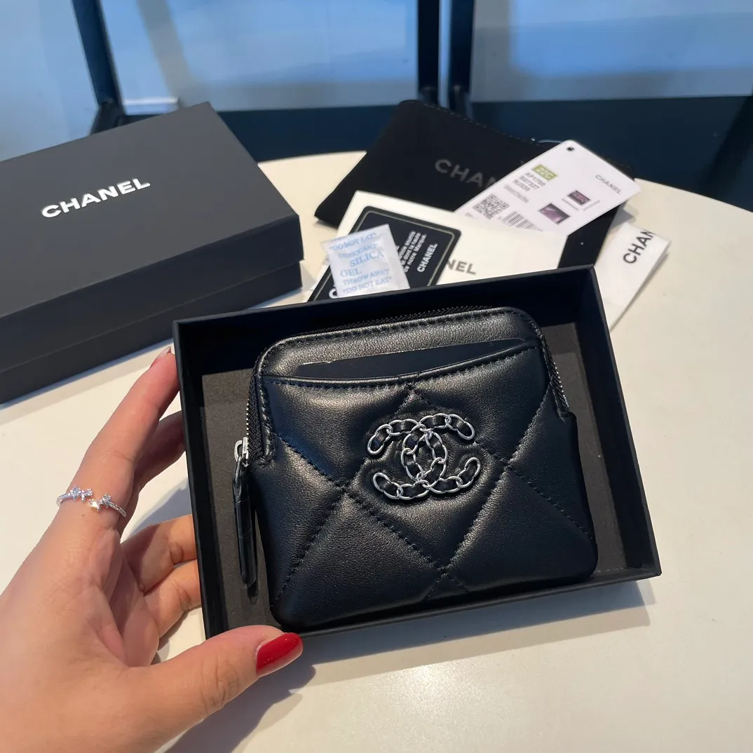 💰440😊Upgraded version💋🆕Ohanel new color🆕The latest zipper card holder coin purse with multiple card slots. The texture of goatskin is unparalleled. 😼The 19 series that is mainly recommended this season is a big rhombus with a strong retro style. Is there anyone who wants to buy every color?🧸 The logo is eye-catching and unique, the goatskin has a faint luster, and the temperament instantly ups and downs❣The fashionable style and style are also co-created by Karl and Viard. The first series launched by the new artistic director will be a key recommendation of the brand from this year to next year, conveying the essence of the brand, with a full set of packaging 2086🍃size: 12*9.5cm