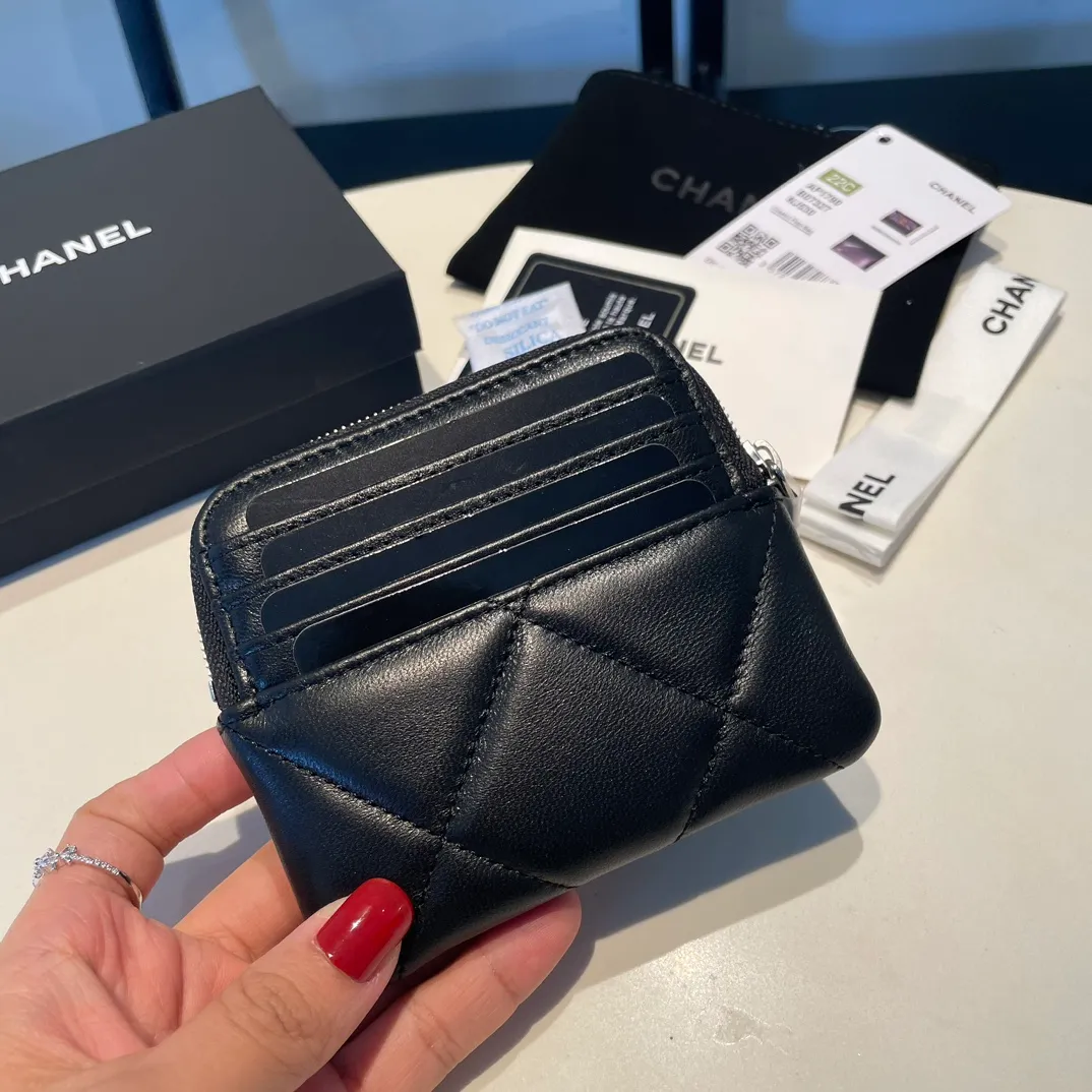💰440😊Upgraded version💋🆕Ohanel new color🆕The latest zipper card holder coin purse with multiple card slots. The texture of goatskin is unparalleled. 😼The 19 series that is mainly recommended this season is a big rhombus with a strong retro style. Is there anyone who wants to buy every color?🧸 The logo is eye-catching and unique, the goatskin has a faint luster, and the temperament instantly ups and downs❣The fashionable style and style are also co-created by Karl and Viard. The first series launched by the new artistic director will be a key recommendation of the brand from this year to next year, conveying the essence of the brand, with a full set of packaging 2086🍃size: 12*9.5cm