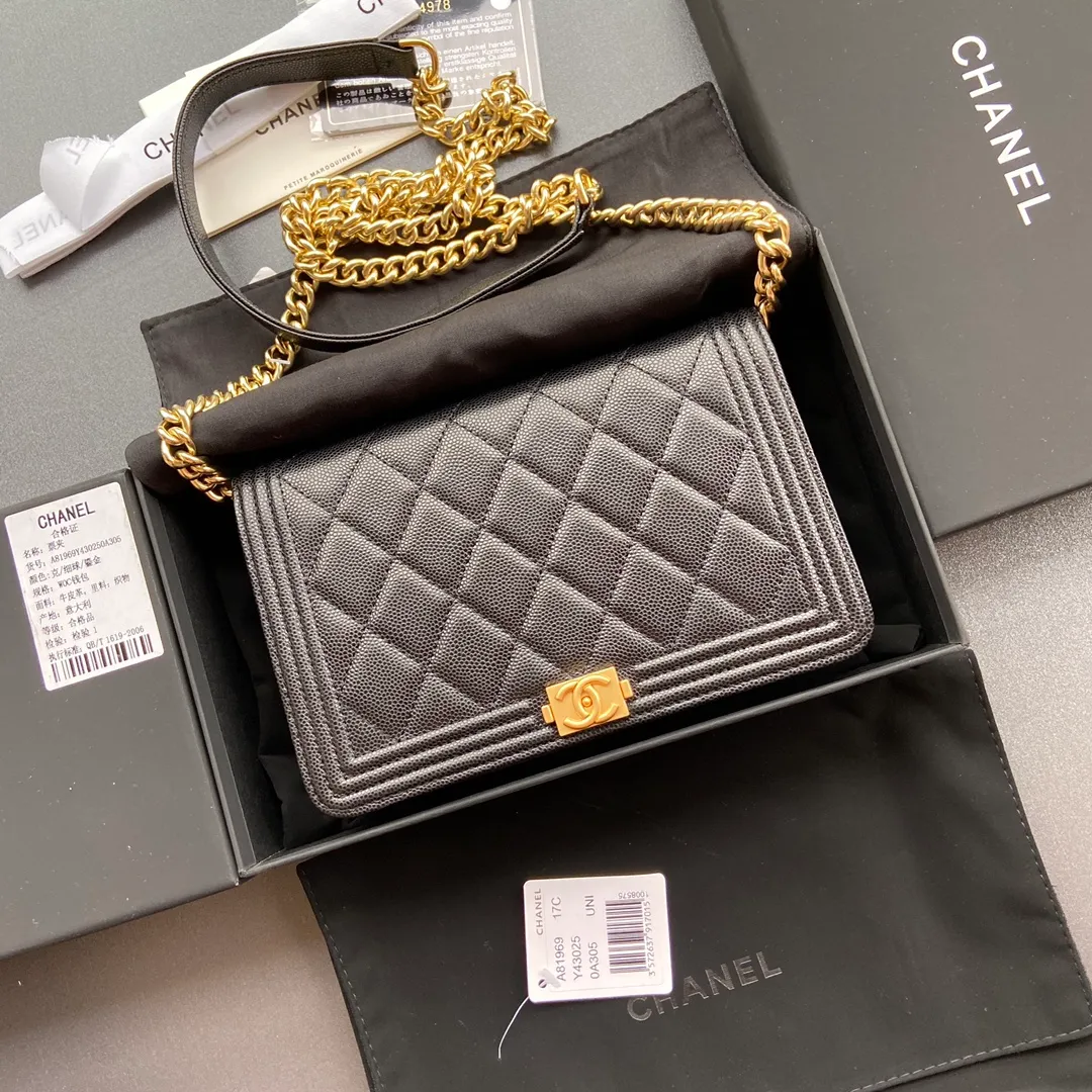 Woc series 𝑺𝒊𝒛𝒆: 19.5cm💰760 💌Fashion and classic are integrated, never out of date. Leather: Original imported black fine ball grain cowhide Hardware: All steel gilt Size: w19.5×h13×d3.5 Model: 81969