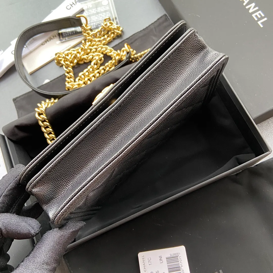 Woc series 𝑺𝒊𝒛𝒆: 19.5cm💰760 💌Fashion and classic are integrated, never out of date. Leather: Original imported black fine ball grain cowhide Hardware: All steel gilt Size: w19.5×h13×d3.5 Model: 81969